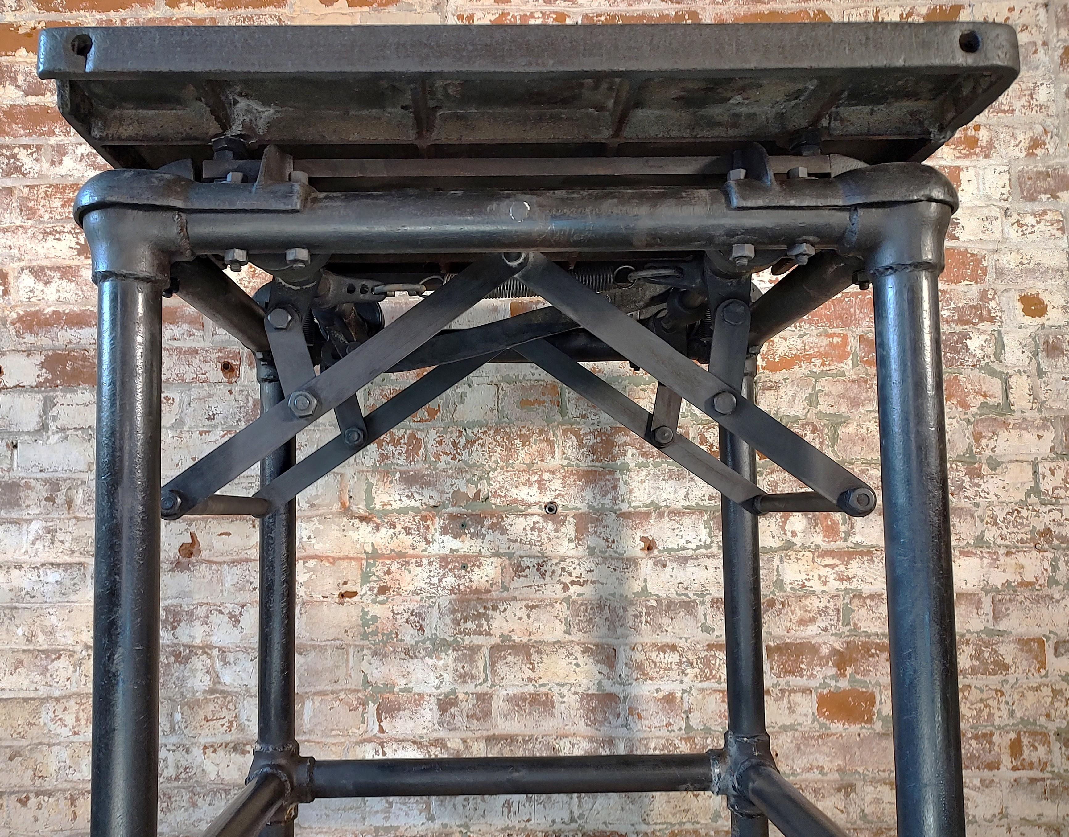 Carrello bar regolabile vintage / Isola espositiva in acciaio in vendita 4