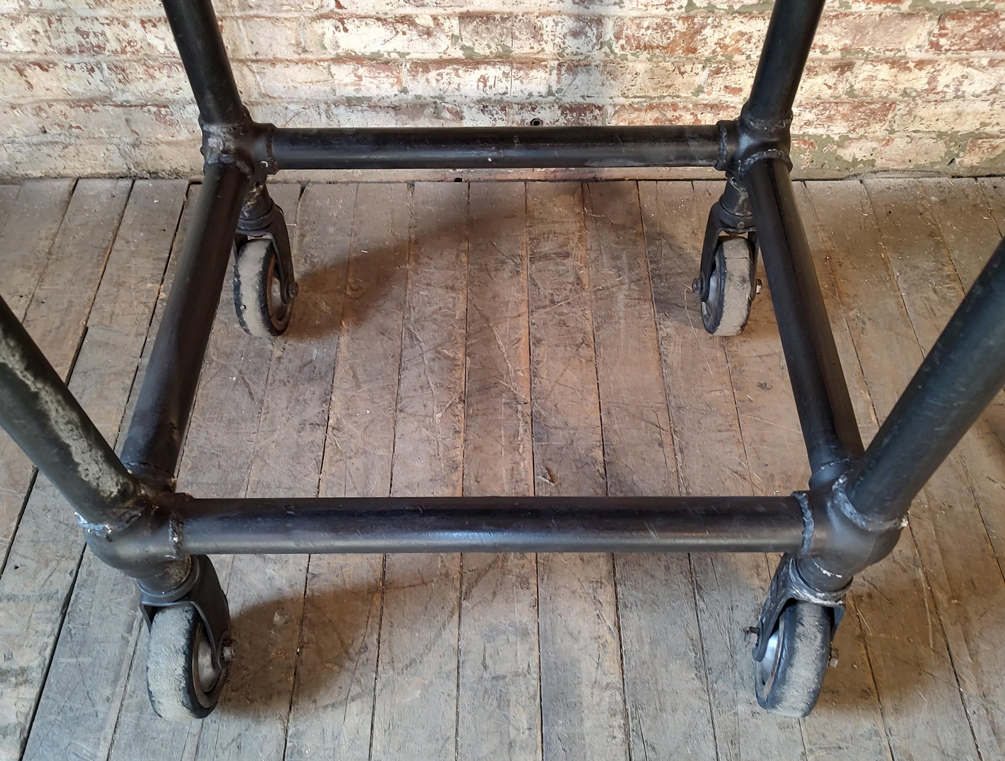 Carrello bar regolabile vintage / Isola espositiva in acciaio in vendita 5