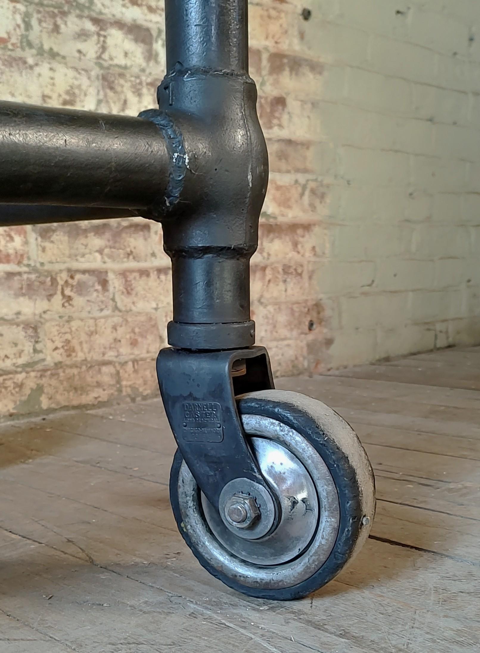 Carrello bar regolabile vintage / Isola espositiva in acciaio in vendita 6