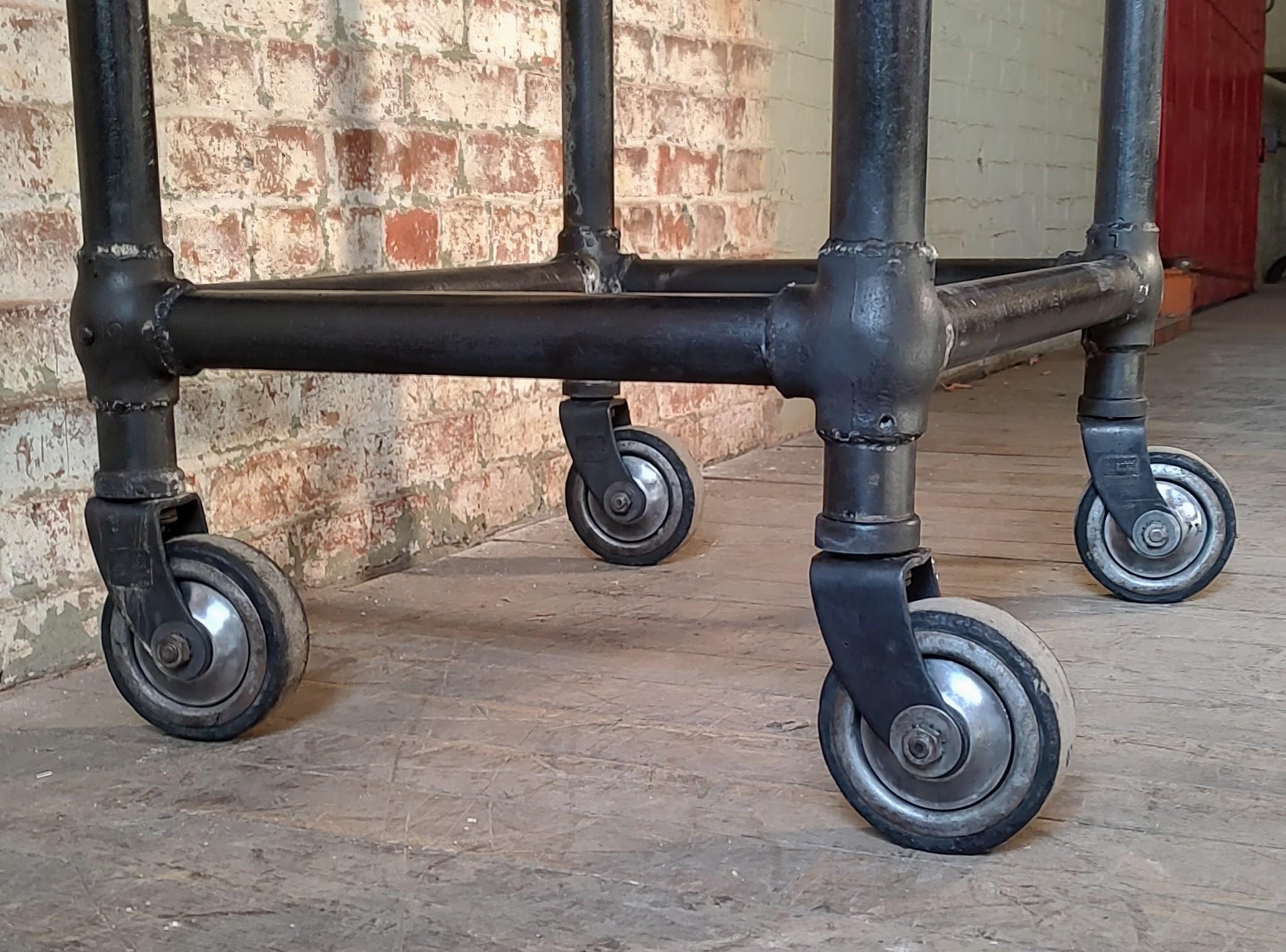 Carrello bar regolabile vintage / Isola espositiva in acciaio in vendita 7