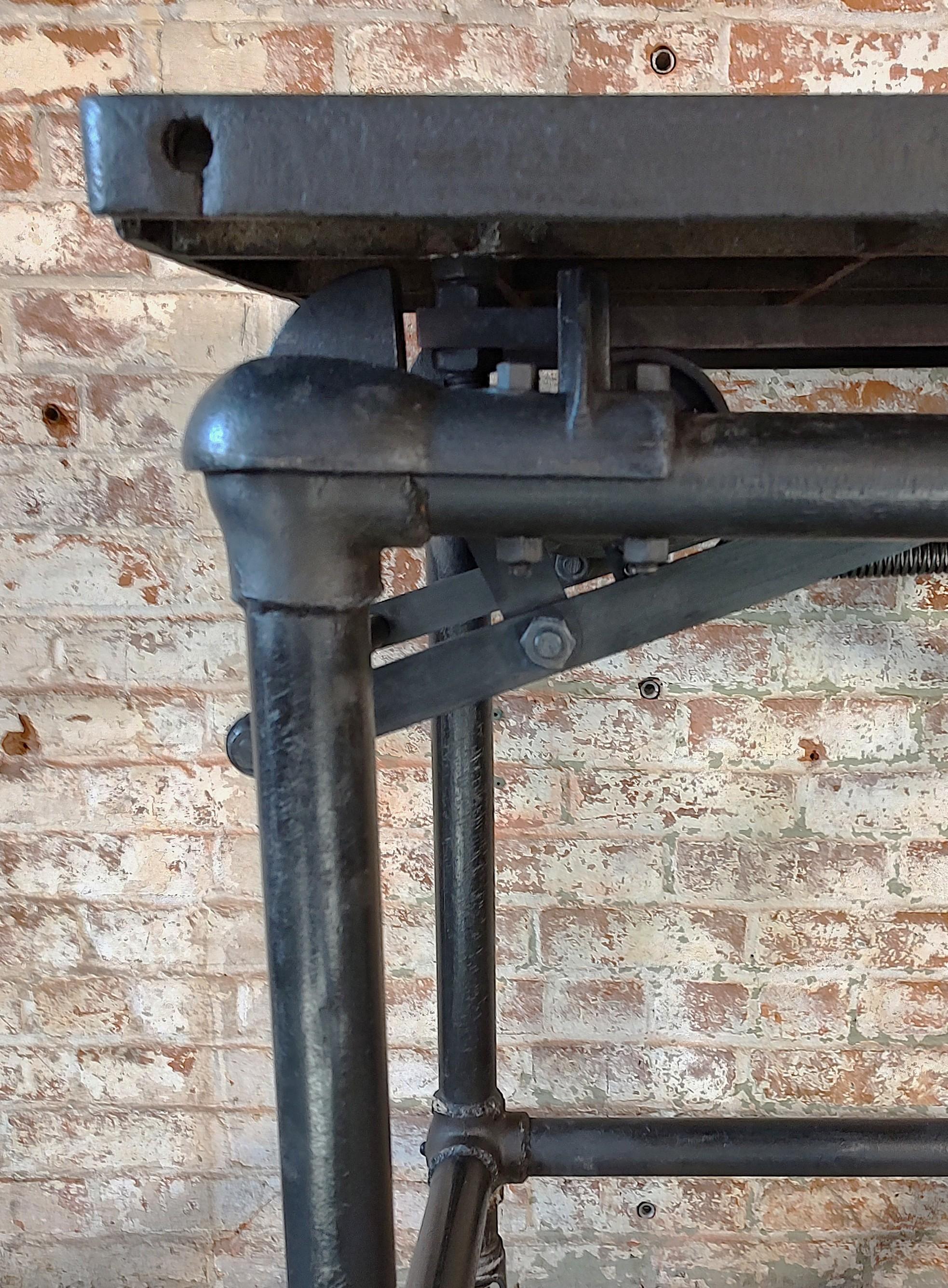 Carrello bar regolabile vintage / Isola espositiva in acciaio in vendita 8