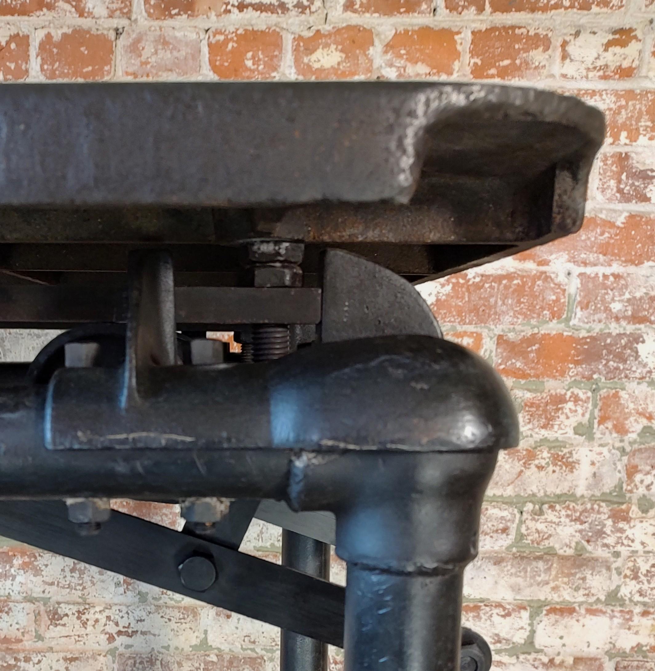 Carrello bar regolabile vintage / Isola espositiva in acciaio in vendita 9