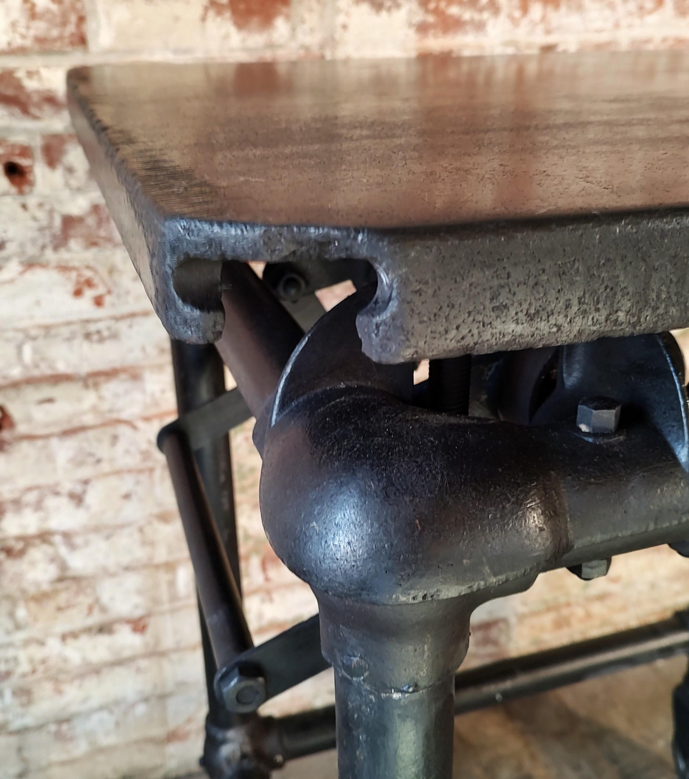 Carrello bar regolabile vintage / Isola espositiva in acciaio in vendita 10