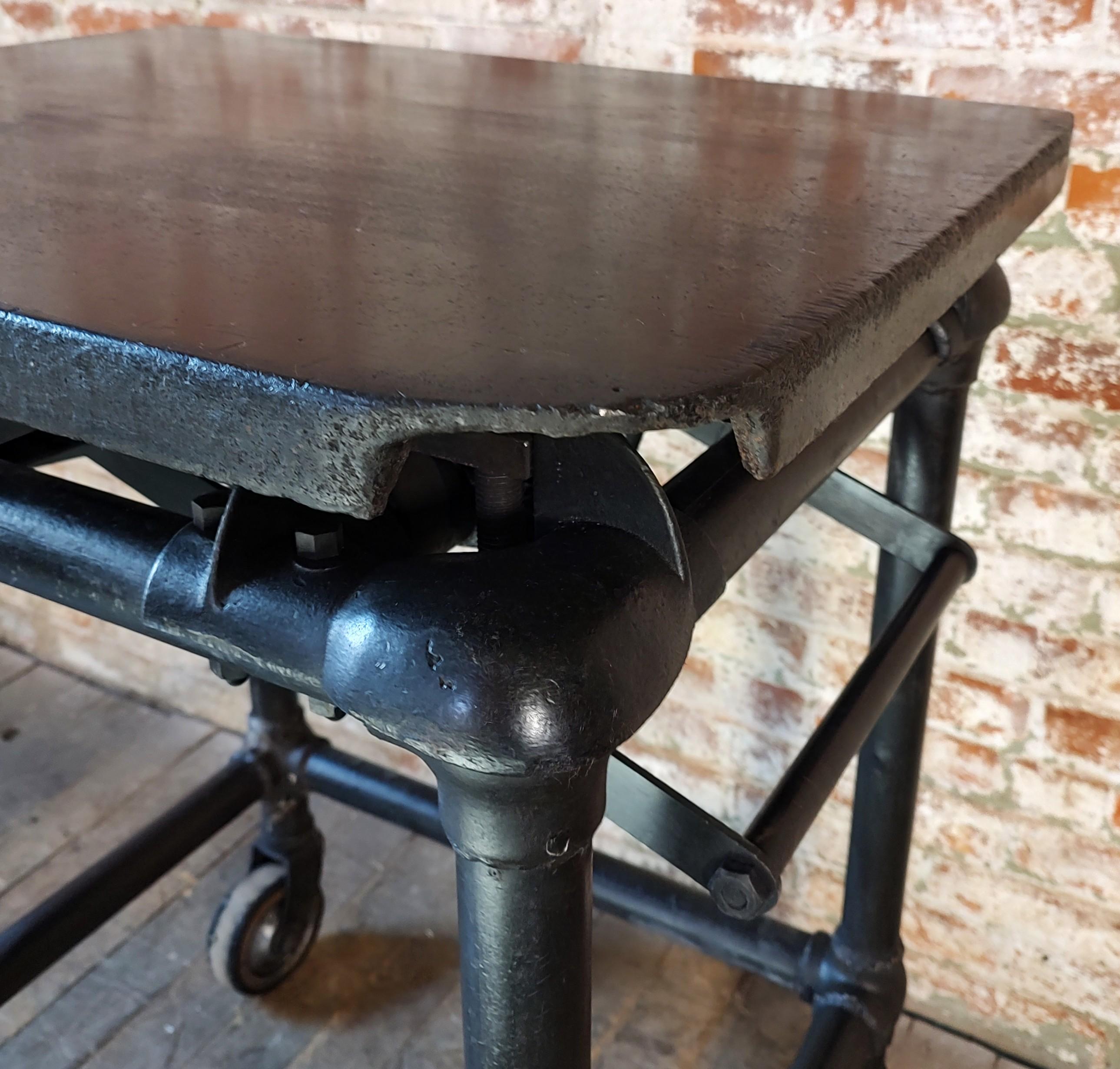 Carrello bar regolabile vintage / Isola espositiva in acciaio in vendita 11