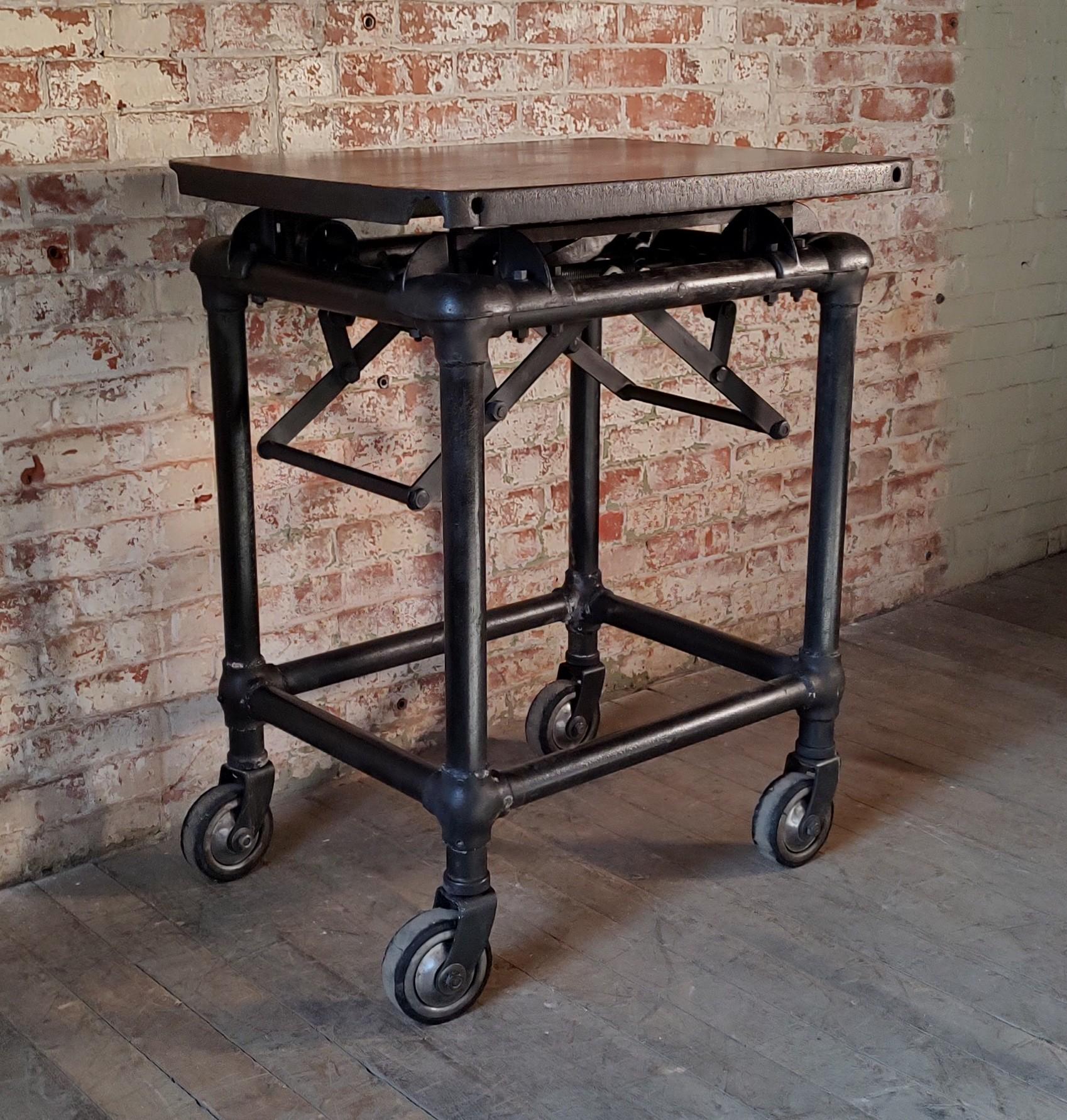 Antico tavolo di tartaruga per stampatori a rotelle

Dimensioni complessive: 24