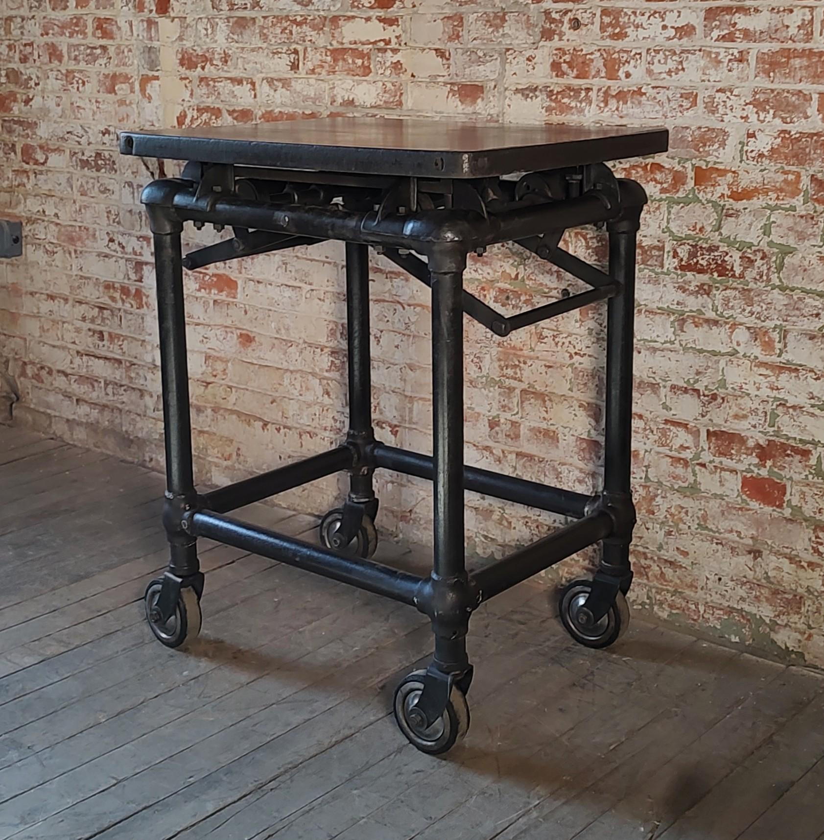 Americano Carrello bar regolabile vintage / Isola espositiva in acciaio in vendita