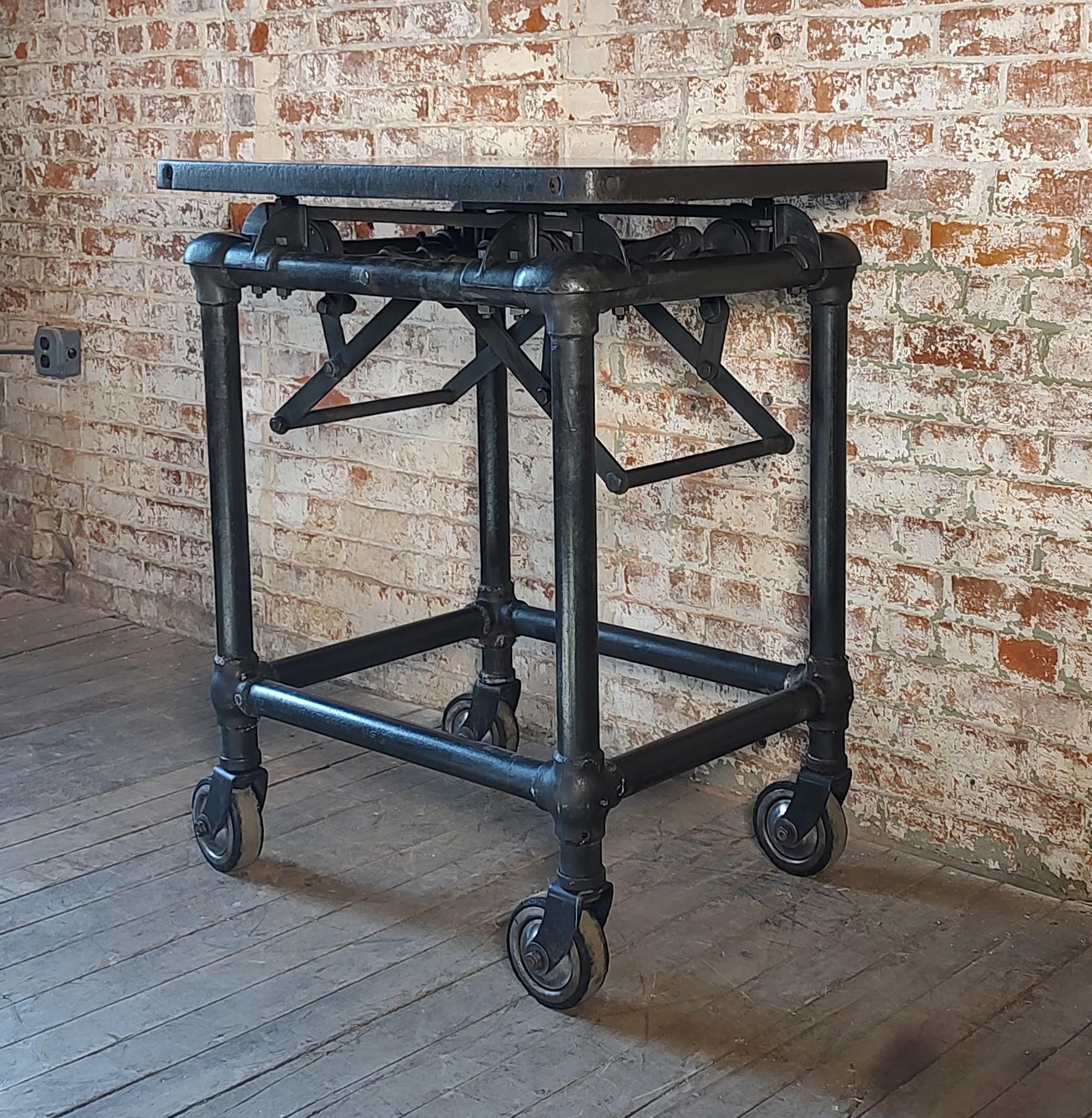 Carrello bar regolabile vintage / Isola espositiva in acciaio In condizioni buone in vendita a Oakville, CT