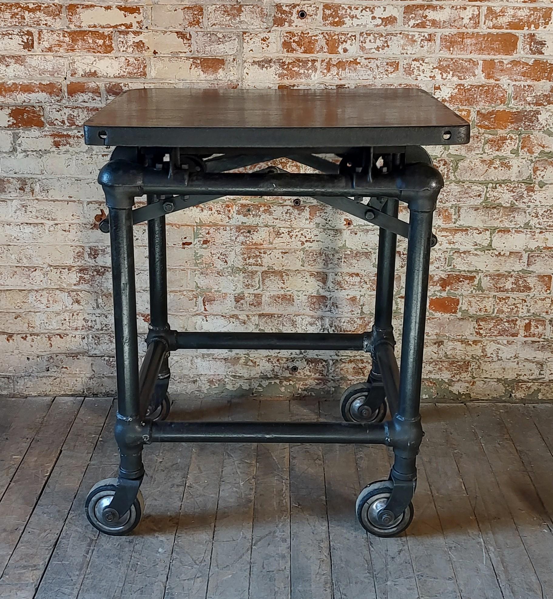 XX secolo Carrello bar regolabile vintage / Isola espositiva in acciaio in vendita