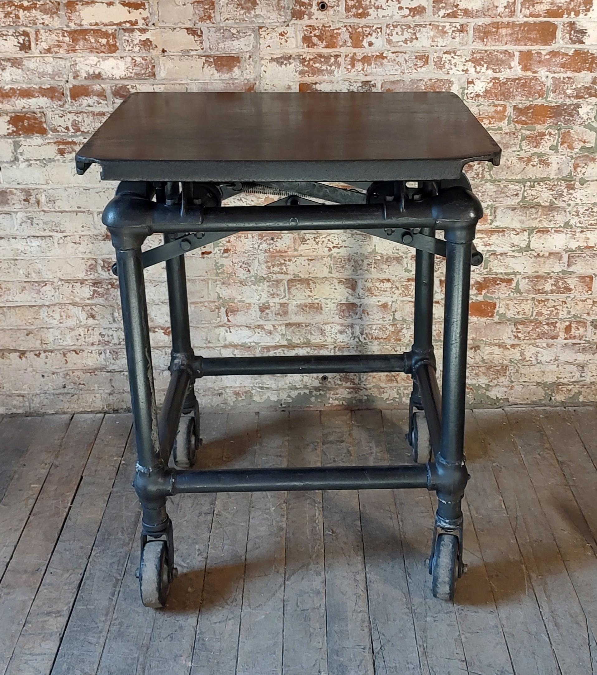 Carrello bar regolabile vintage / Isola espositiva in acciaio in vendita 1