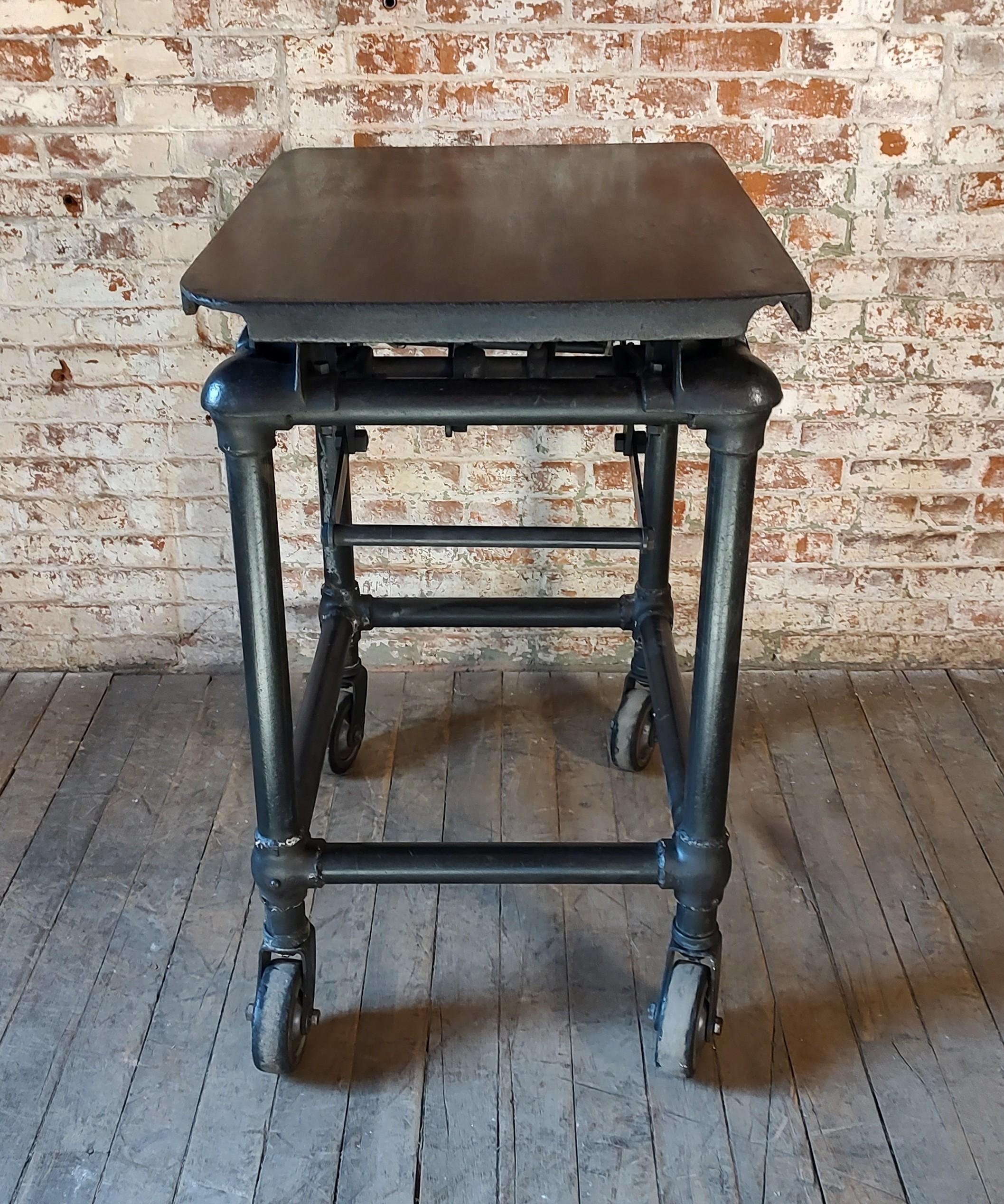 Carrello bar regolabile vintage / Isola espositiva in acciaio in vendita 2