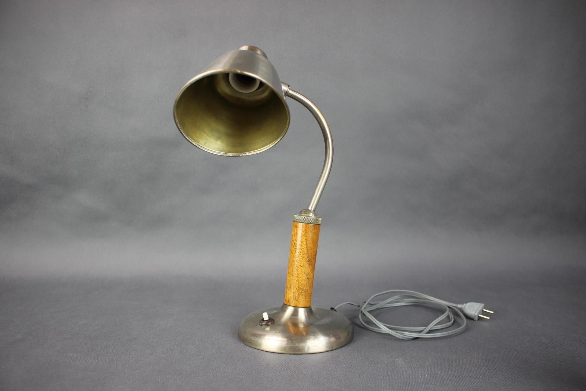 - Mid-Century Vintage Adjustable Table Lamp, 1940s,
- made of metal and wood,
- shows signs of wear and age (scratches, etc.),
- E26-E27 bulbs
- in good original condition,