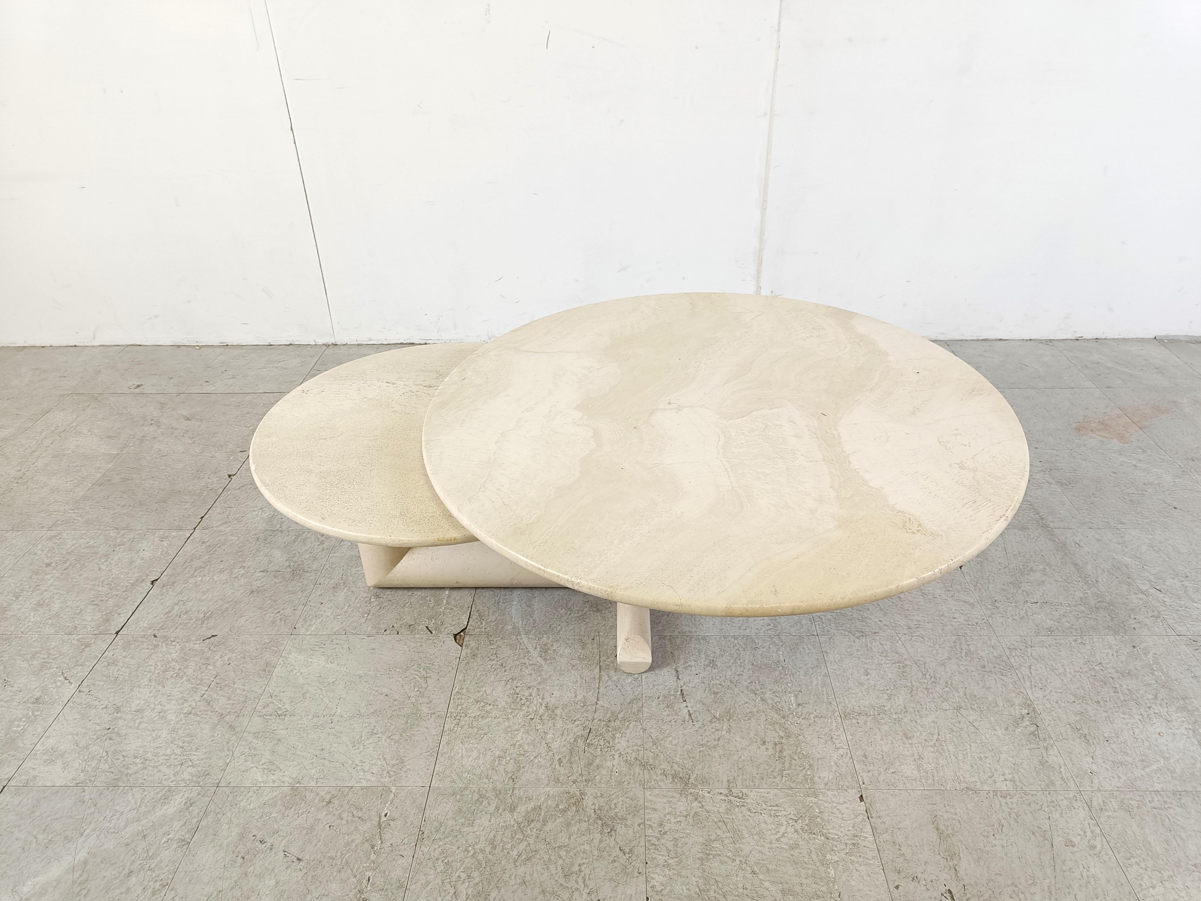 Gorgeous travertine coffee table with two adjustable pivoting table tops for Roche Bobois.

Beautiful round table tops and a tubular shaped base.

Nice natural travertine stone used troughout.

Good condition

1970s - France

Height:
