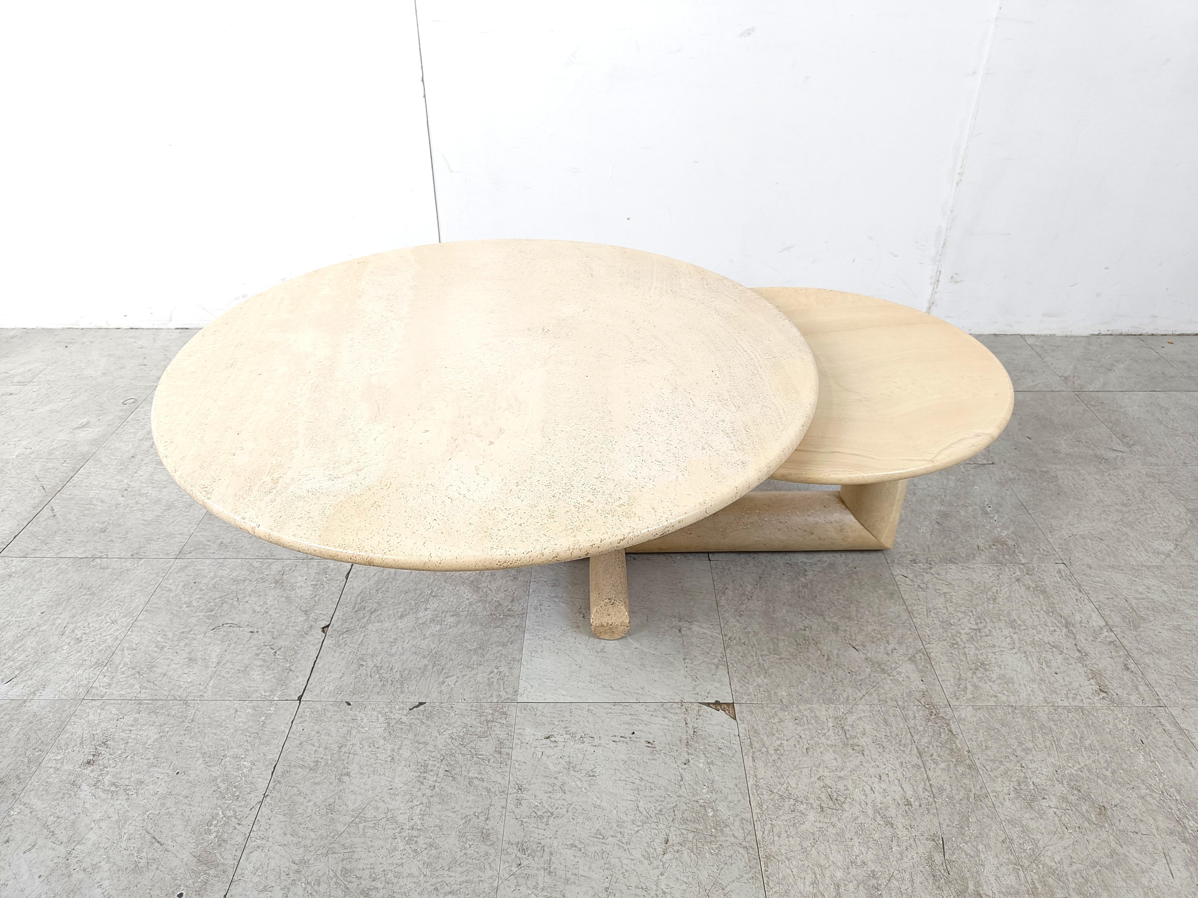 Gorgeous travertine coffee table with two adjustable pivoting table tops for Roche Bobois.

Beautiful round table tops and a tubular shaped base.

Nice natural travertine stone used troughout.

Good condition

1970s - France

Height: