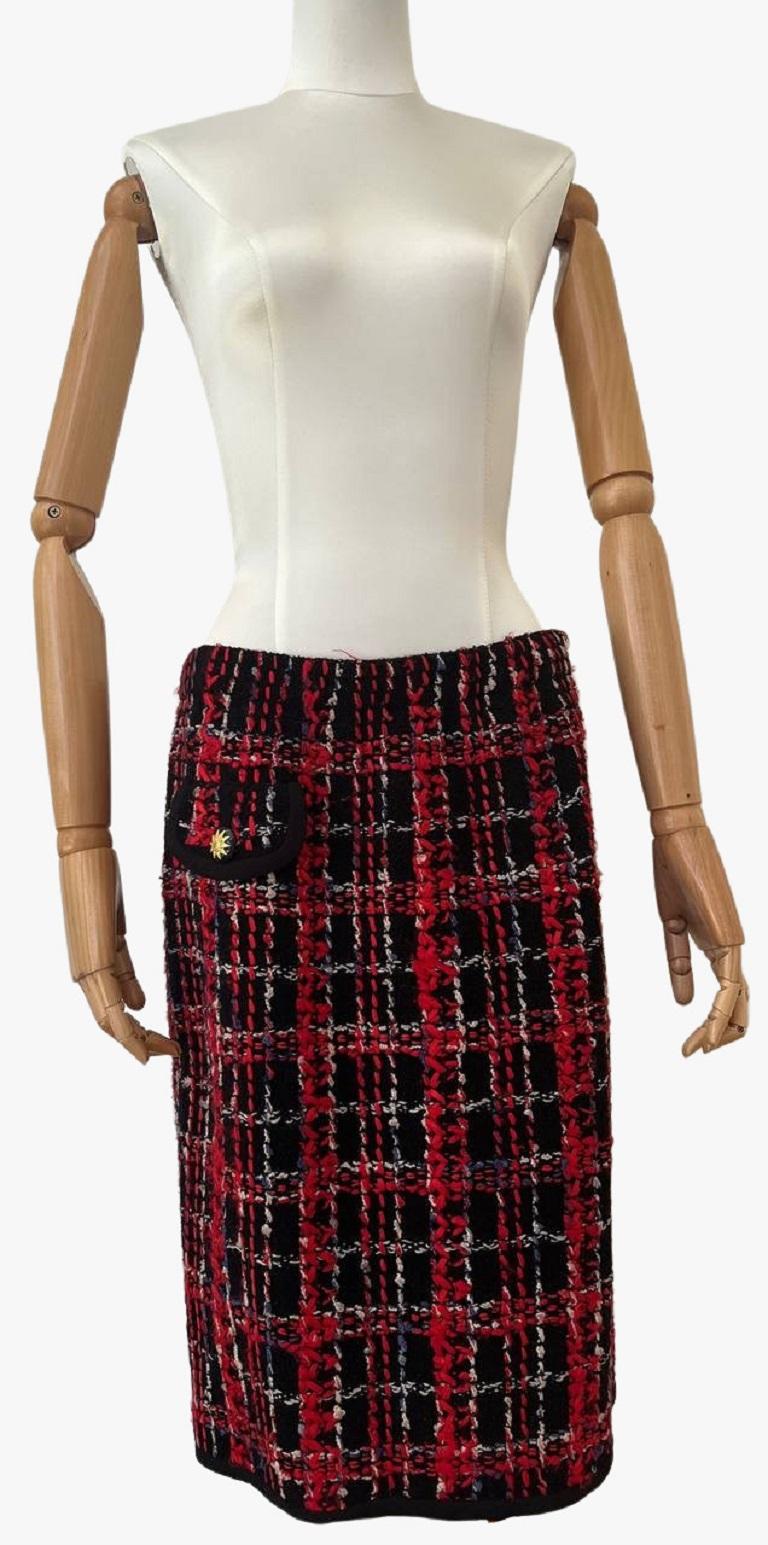 Vintage skirt and jacket set by Adolfo in red and black plaid pattern. Button closure at the front.
Composition: Wool blend
Period: 1980s
Size: S
Measurements:
Bust: 38