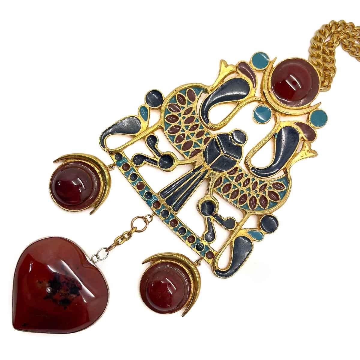 Collier Vintage Adrian Mann de style néo-égyptien. Un énorme collier pectoral inspiré du renouveau égyptien des années 1970. L'attention portée aux détails ainsi que l'échelle de cette pièce sont fascinantes. L'émail bleu marine, turquoise et brun
