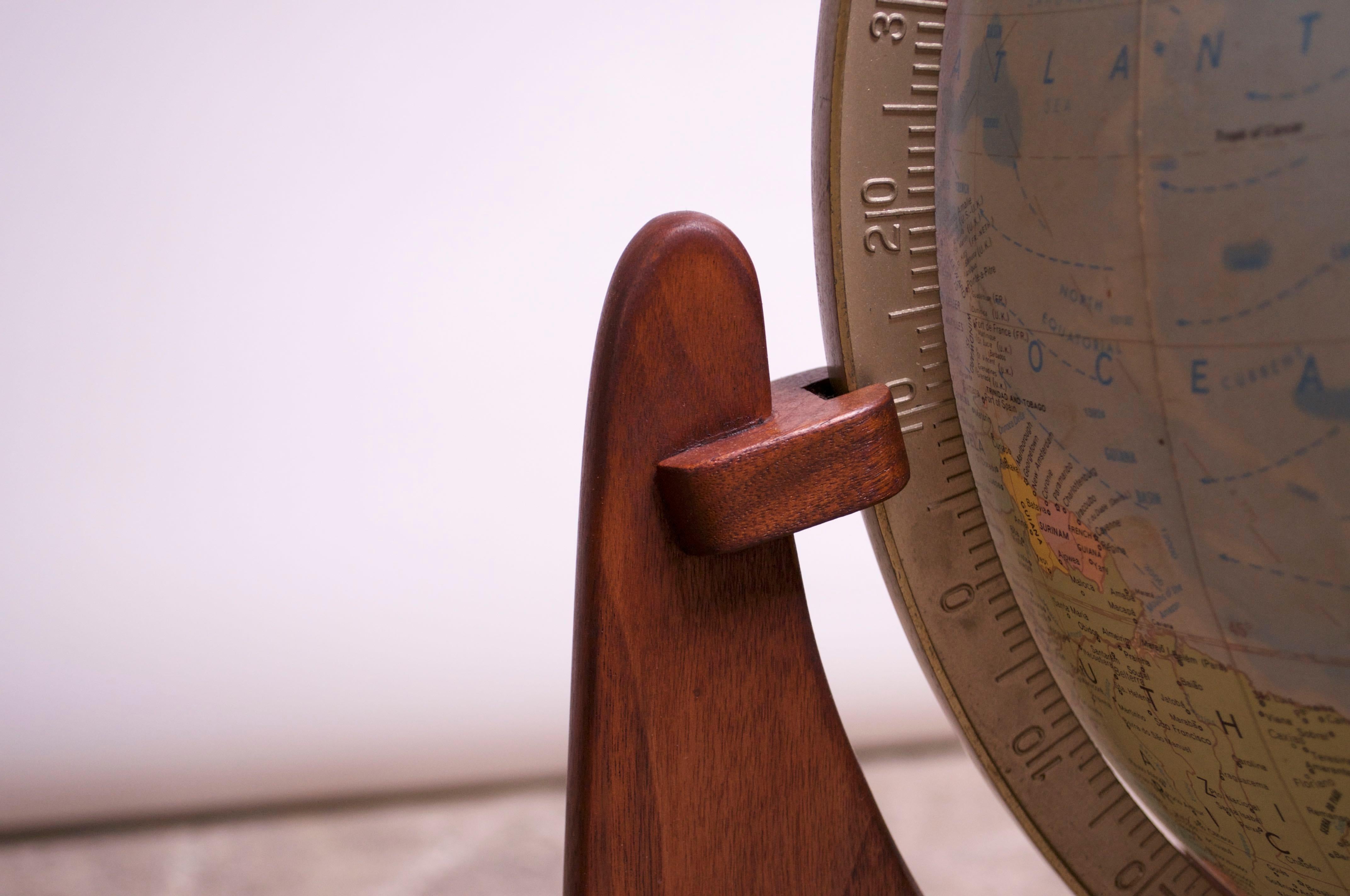 Vintage Adrian Pearsall for Craft Associates Illuminated Globe on Walnut Stand In Good Condition In Brooklyn, NY