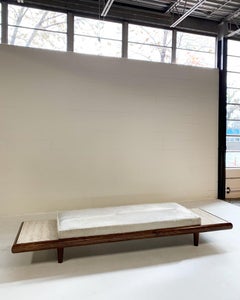 Vintage Adrian Pearsall Stil Daybed mit benutzerdefinierten brasilianischen Kuhfell-Kissen
