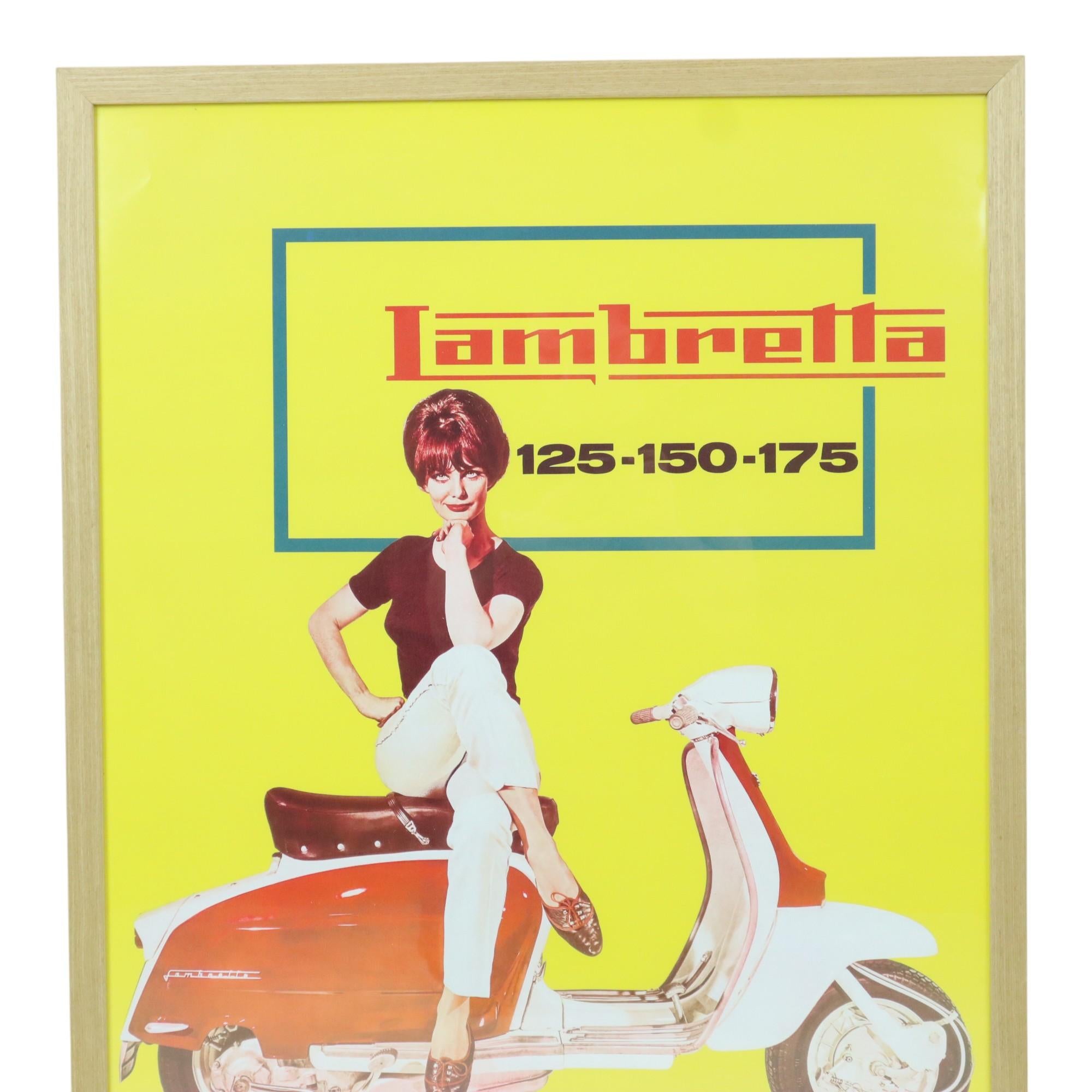 Cool et authentique affiche publicitaire vintage du début des années 60, Lambretta 125-150-175 Scooterlinea, affiche espagnole publiée en 1963.

Ce poster est encadré dans un cadre en bois clair avec verre acrylique.

En très bon état vintage,
