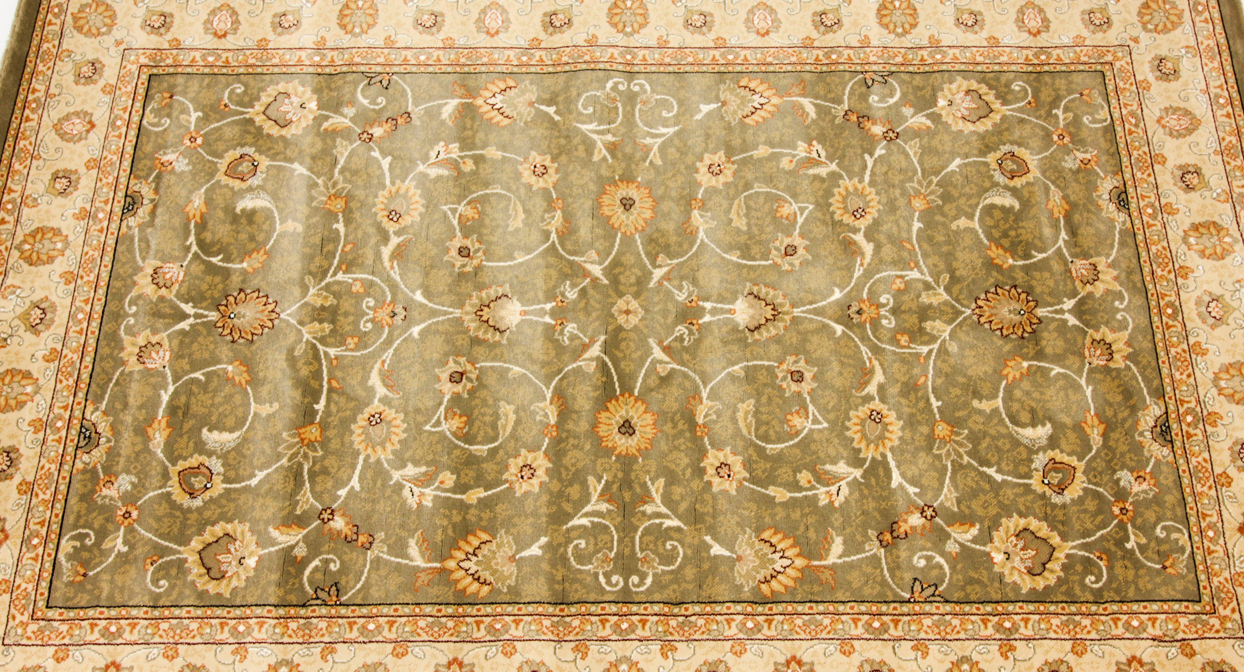Dieser sehr elegante, hochwertige Vintage-Teppich von Aebela wurde von Mastercraft in Lascashire vertrieben und stammt aus dem letzten Viertel des 20. Jahrhunderts.

Dieser Artikel ist Teil der Kollektion Noble Art Rugs, die sich durch eine