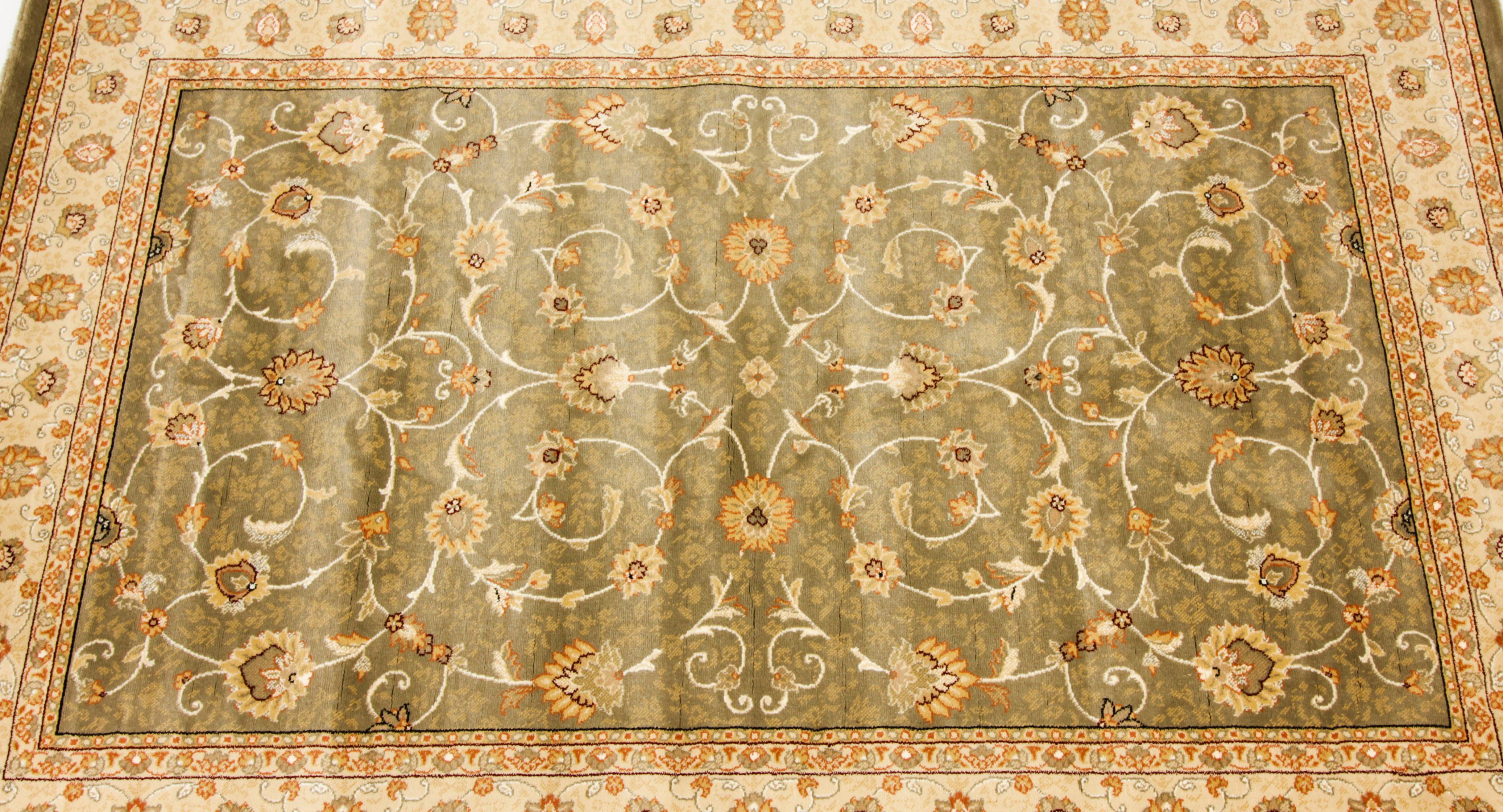 This very elegant fine quality vintage Aebela rug was retailed by Mastercraft of Lascashire and dates from the last quarter of the 20th century.

This item is part of the Noble Art Rugs collection, which is an exceptional quality characterized by