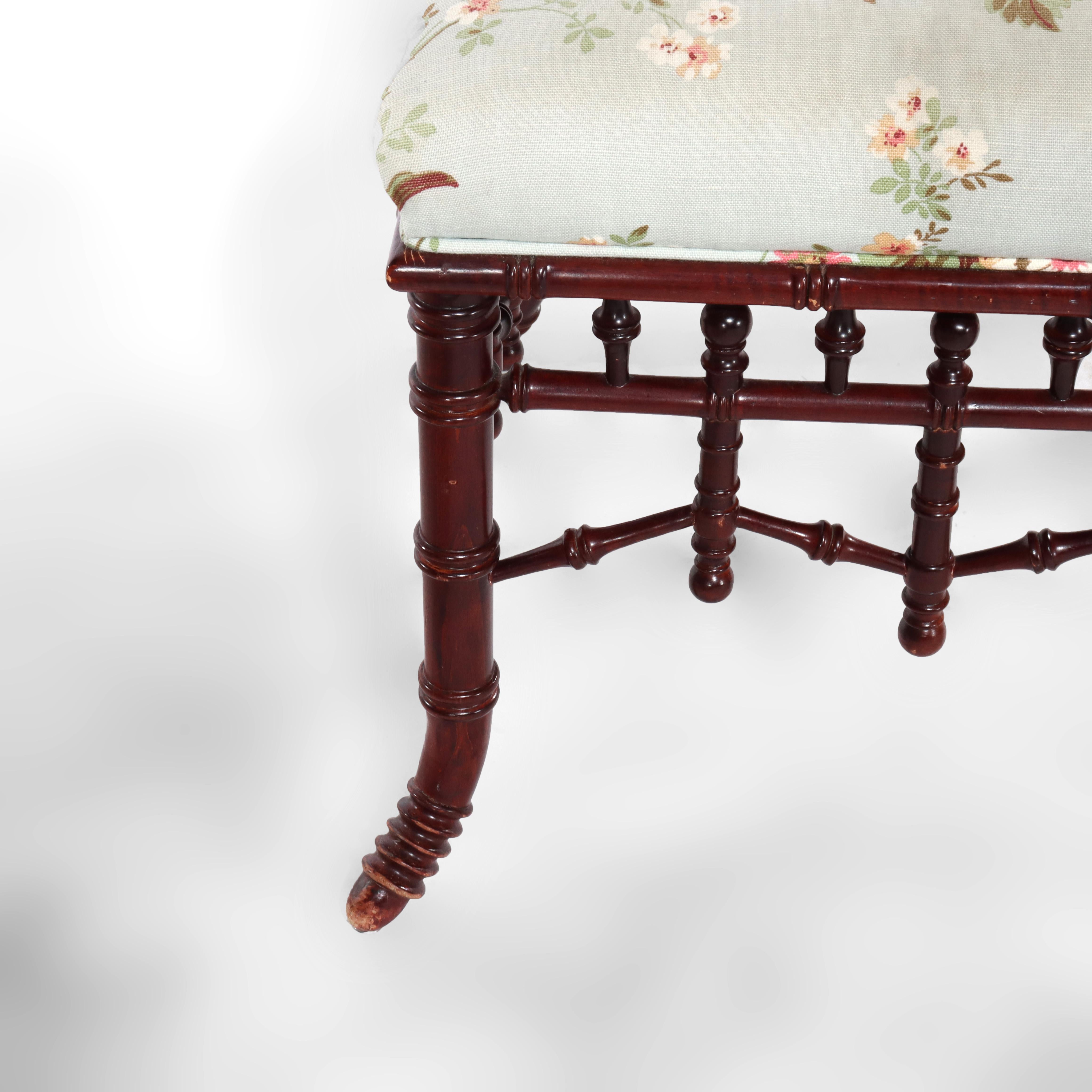 20ième siècle Vintage Aesthetic Movement Ottoman en acajou Stick & Ball tapissé c1940 en vente