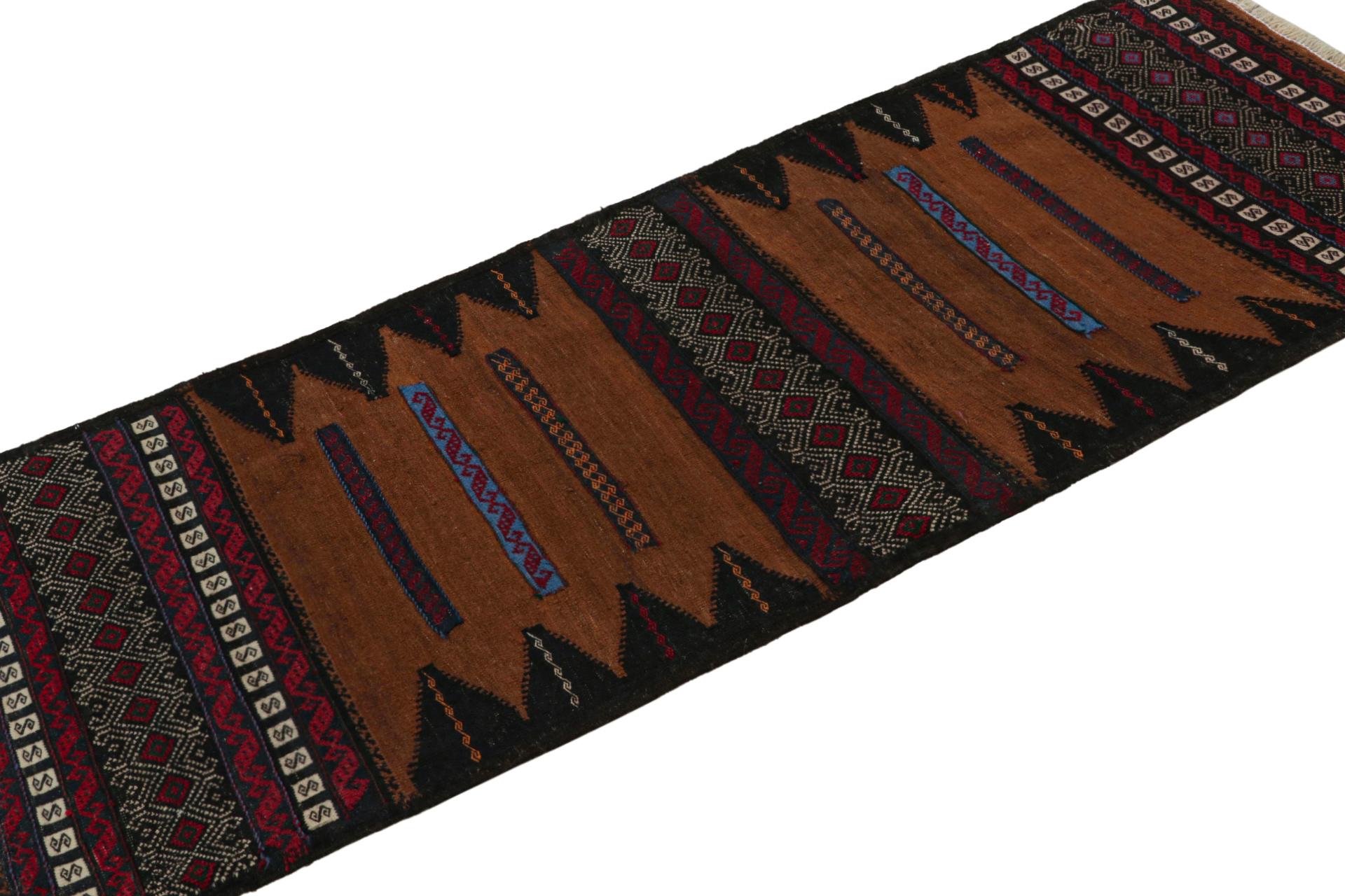 Dieser handgewebte afghanische 2x5-Stammes-Kilim-Läufer aus Wolle (ca. 1950-1960) ist ein exquisites Stück aus dem Stammesleben, das im Nomadenalltag oft als Tischdecke verwendet wurde, ähnlich wie die persischen Sofreh-Kilims. 

Über das Design: