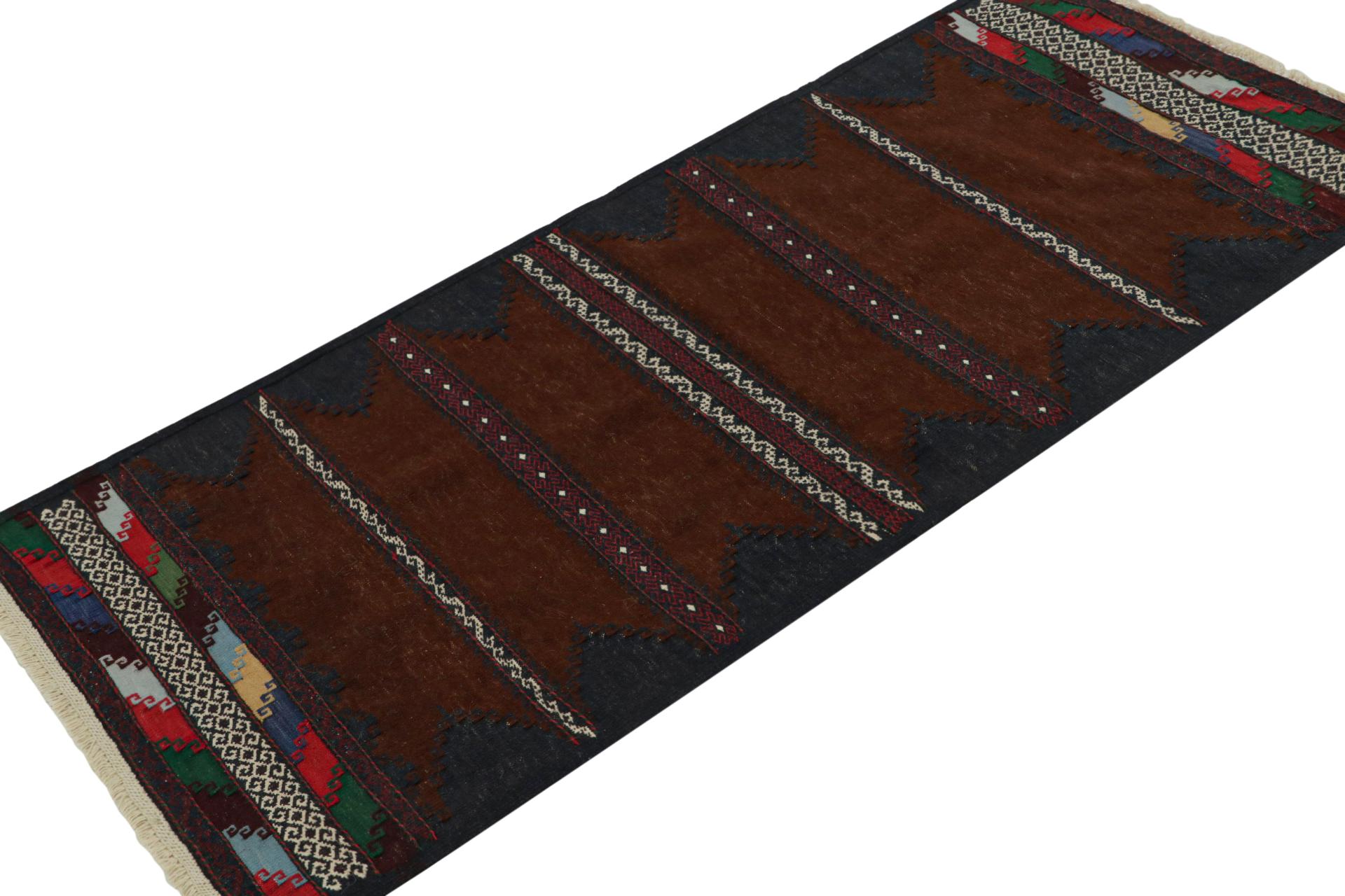 Dieser handgewebte afghanische 2x5-Stammes-Kilim-Läufer aus Wolle (ca. 1950-1960) ist ein exquisites Stück aus dem Stammesleben, das im Nomadenalltag oft als Tischdecke verwendet wurde, ähnlich wie die persischen Sofreh-Kilims. 

Über das Design: