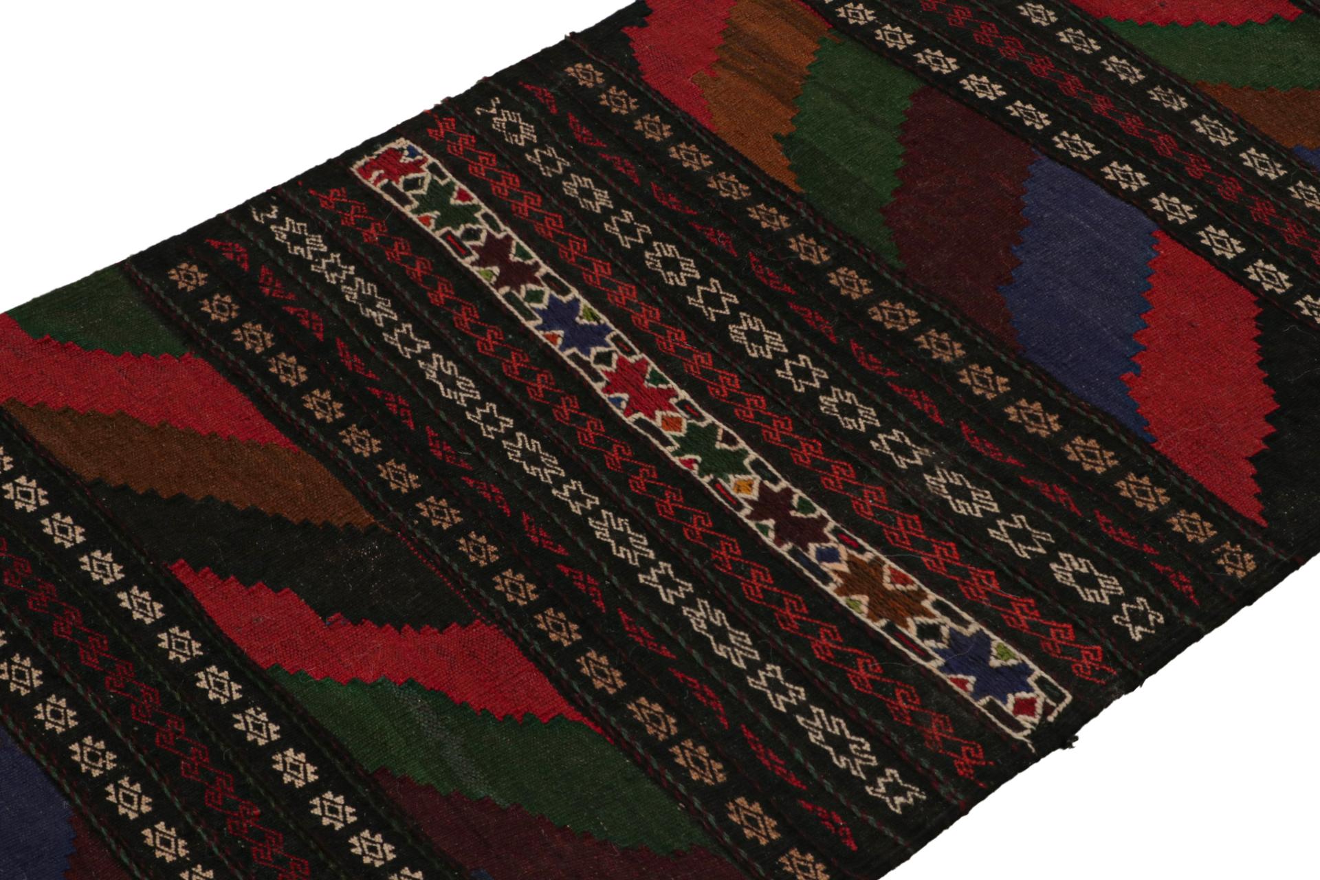 Vintage Afghan Baluch Kilim Läufer Teppich, mit geometrischen Mustern von Rug & Kilim (Afghanisch) im Angebot