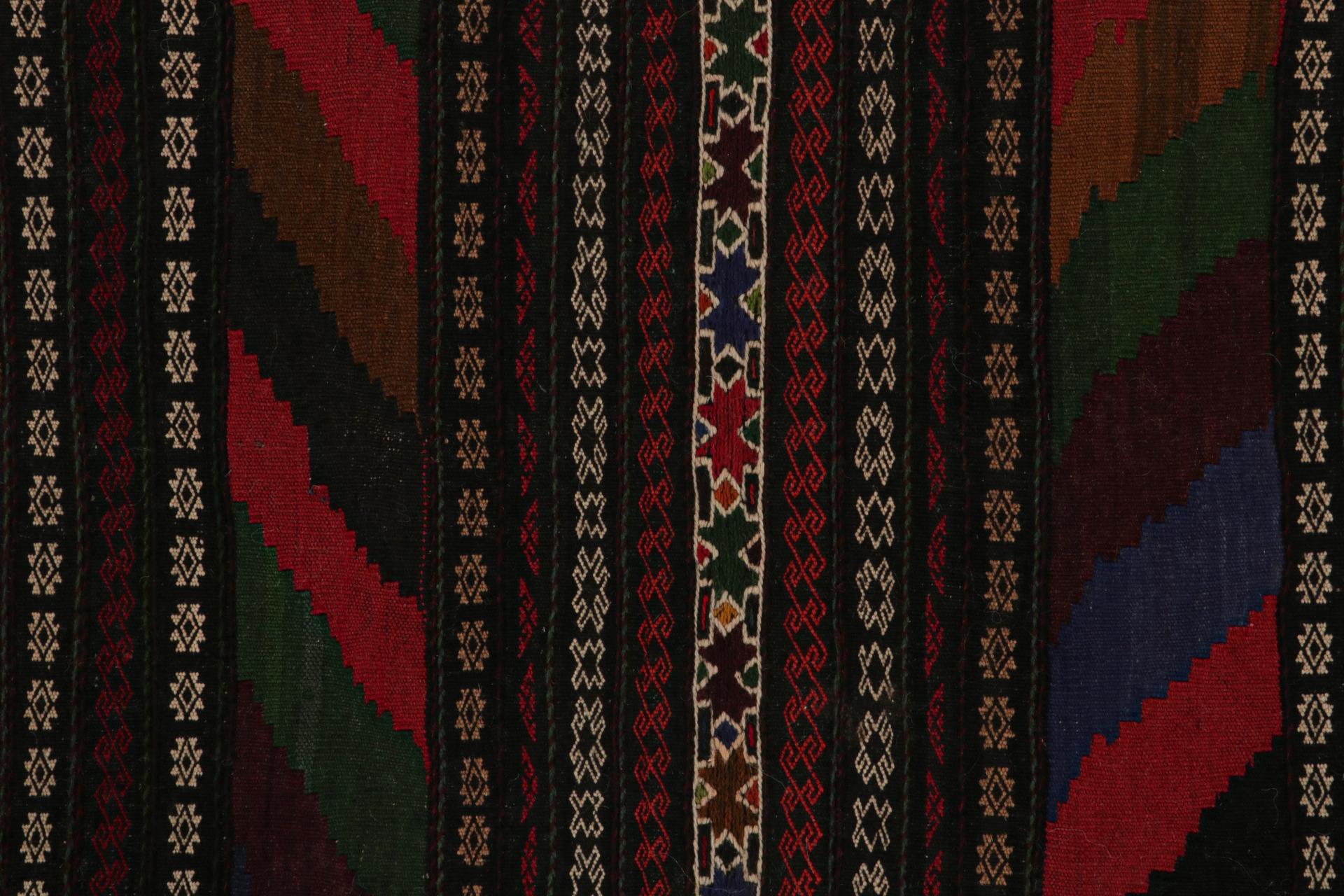 Vintage Afghan Baluch Kilim Läufer Teppich, mit geometrischen Mustern von Rug & Kilim im Zustand „Gut“ im Angebot in Long Island City, NY