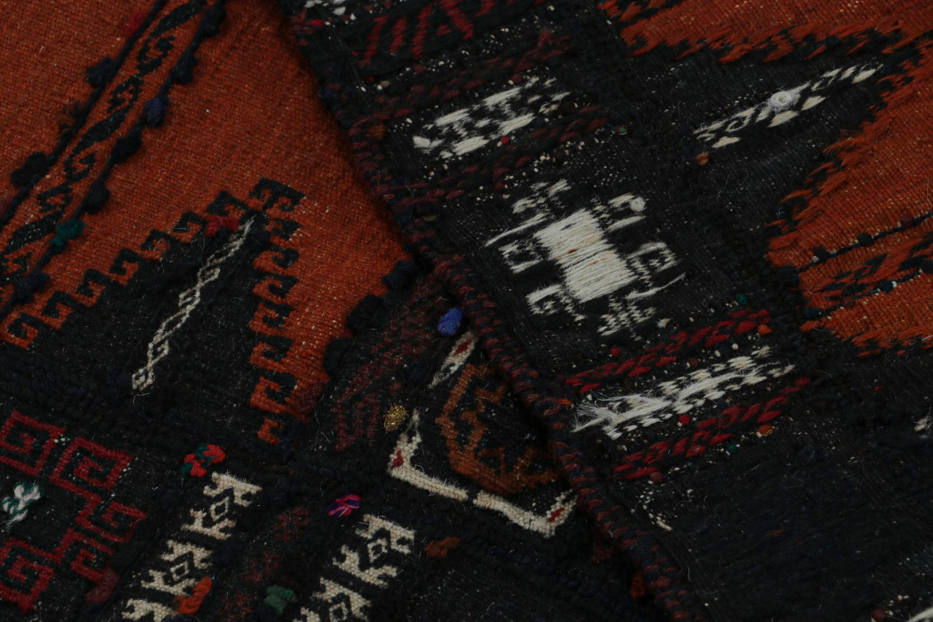 Milieu du XXe siècle Tapis de couloir Kilim afghan Baluch, avec motifs géométriques de Rug & Kilim en vente