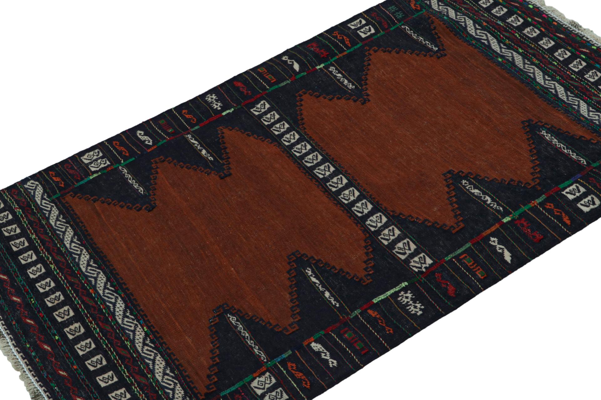 Tissé à la main en laine, ce tapis kilim tribal afghan 3x4, datant des années 1950-1960, est une pièce tribale exquise qui était souvent utilisée comme couverture de table dans la vie quotidienne des nomades, à l'instar des Kilims Sofreh persans.