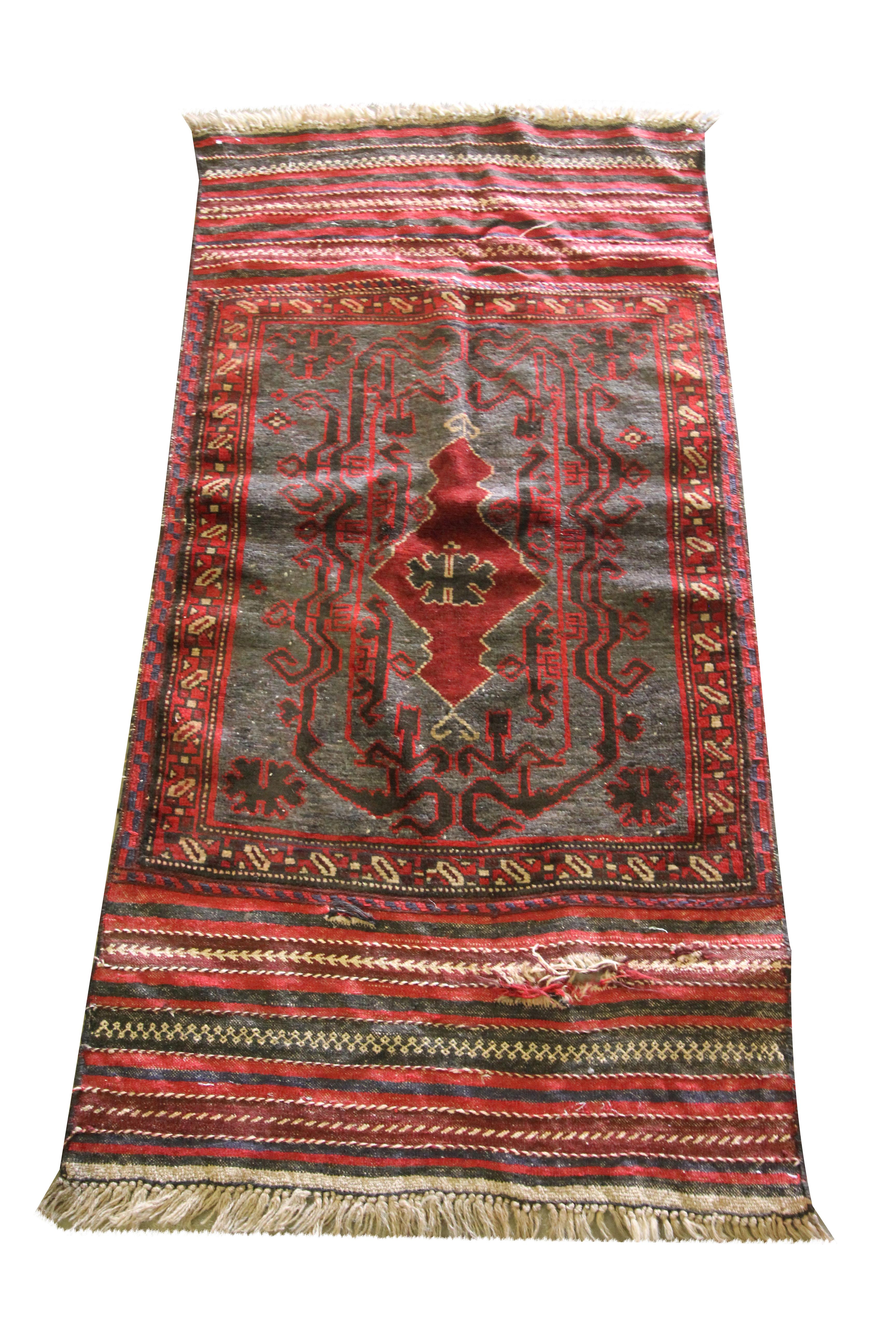 Dieser schöne rote Teppich ist ein alter afghanischer Belutsch, der Mitte des 20. Jahrhunderts, um 1950, von Hand gewebt wurde. Das Design zeichnet sich durch ein kühnes zentrales Motiv aus, das in Rot und Grau gewebt ist. Umrahmt wird das Ganze von