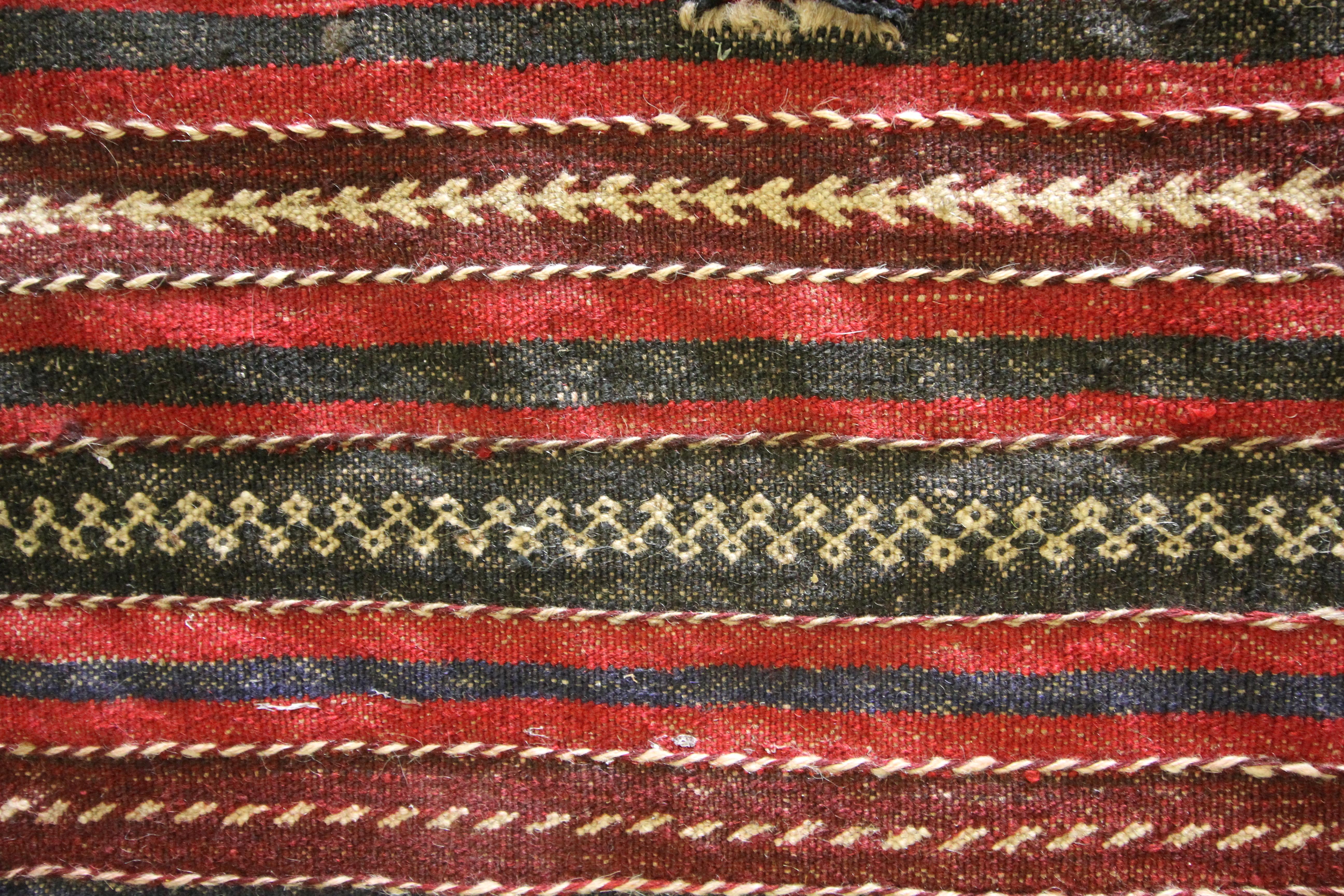 Baluch-Teppich aus roter Afghanischer handgewebter Wolle, Vintage (Mitte des 20. Jahrhunderts) im Angebot