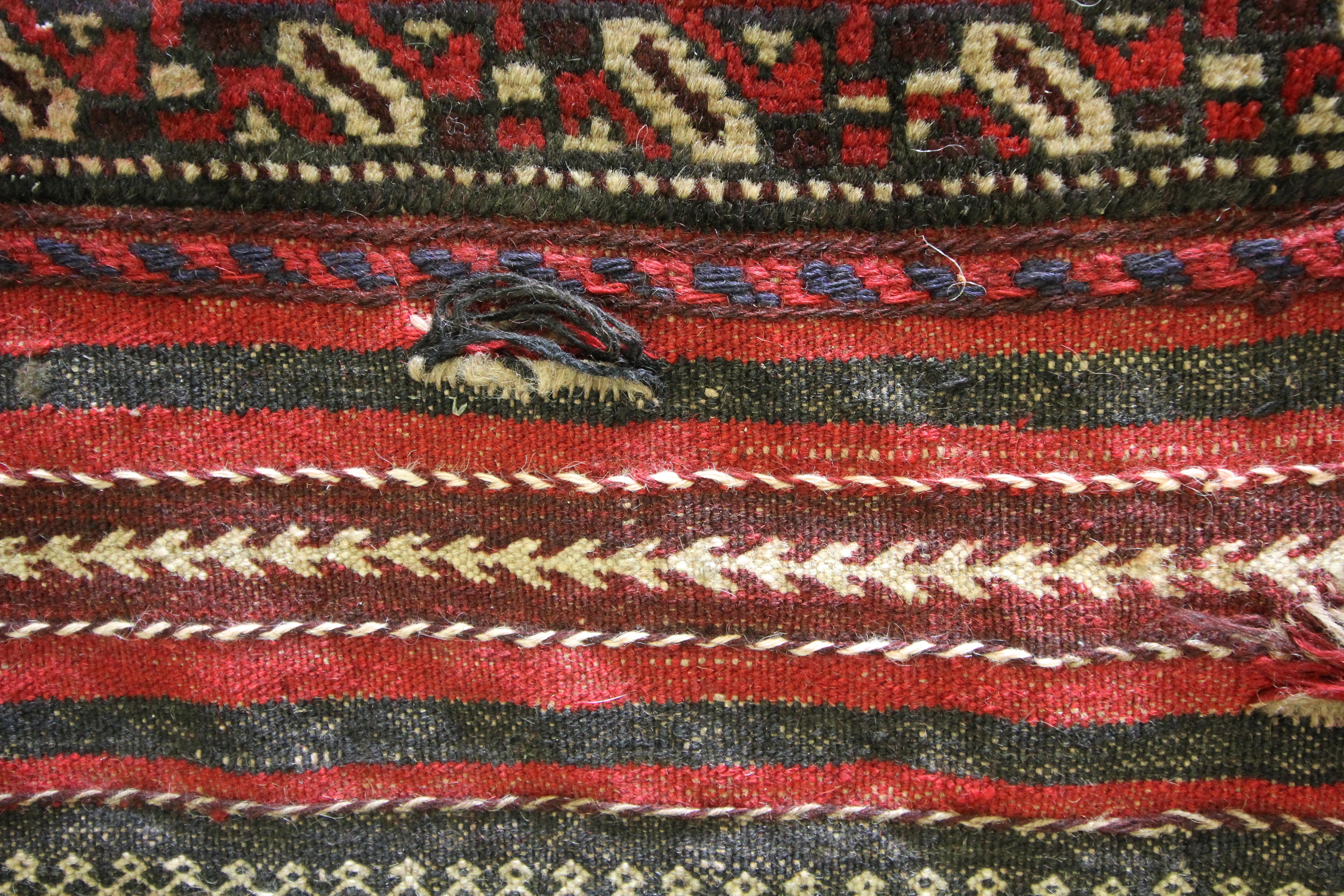 Baluch-Teppich aus roter Afghanischer handgewebter Wolle, Vintage im Angebot 2