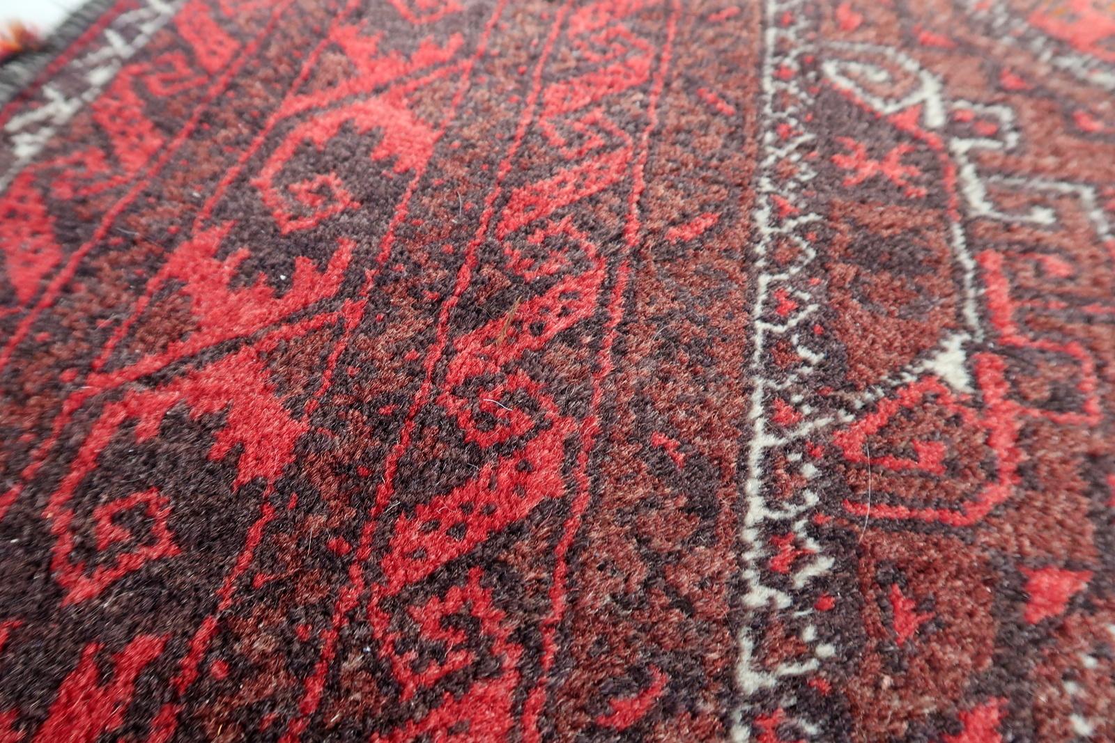 Si tratta di un raffinato esempio di tappeto afghano Baluch d'epoca annodato a mano, realizzato al 100% in pura lana e risalente agli anni Quaranta. Le tribù Baluch, note per le loro magistrali tradizioni di tessitura, utilizzano una tavolozza di