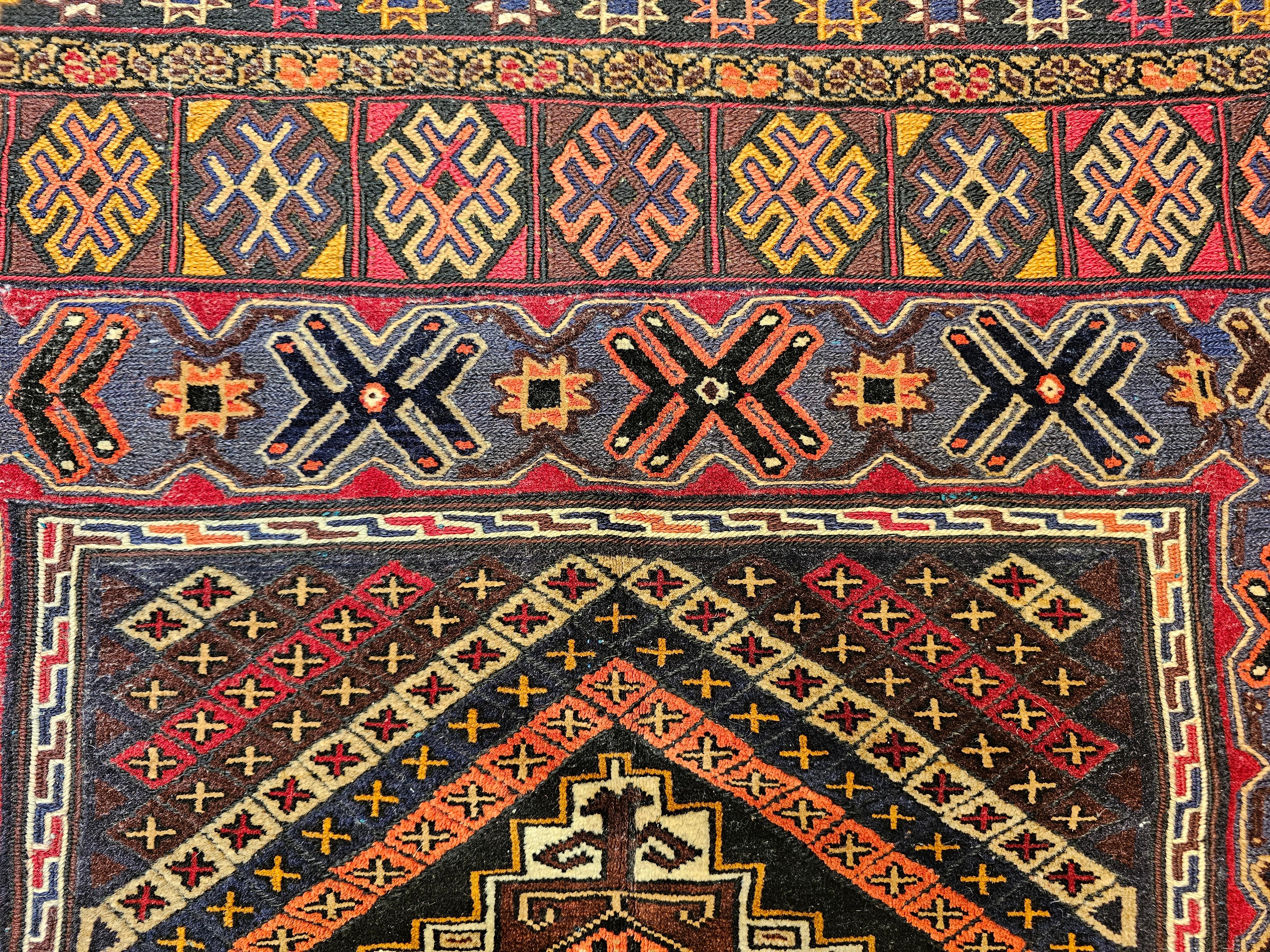 Vintage Afghan Baluch Tribal Area Rug in einer fast quadratischen Größe in Rot, Blau, Braun im Angebot 3
