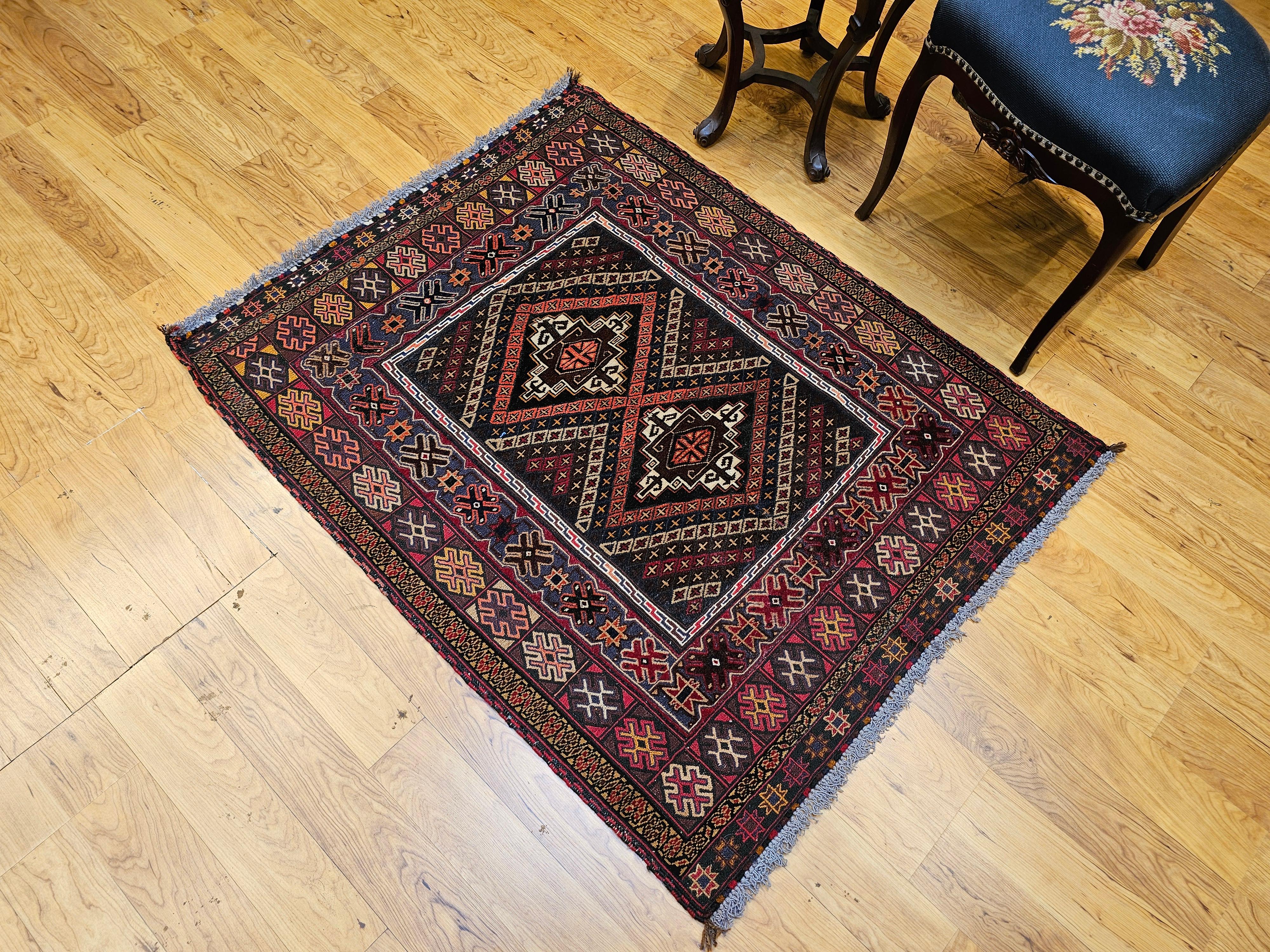 Vintage Afghan Baluch Tribal Area Rug in einer fast quadratischen Größe in Rot, Blau, Braun im Angebot 4