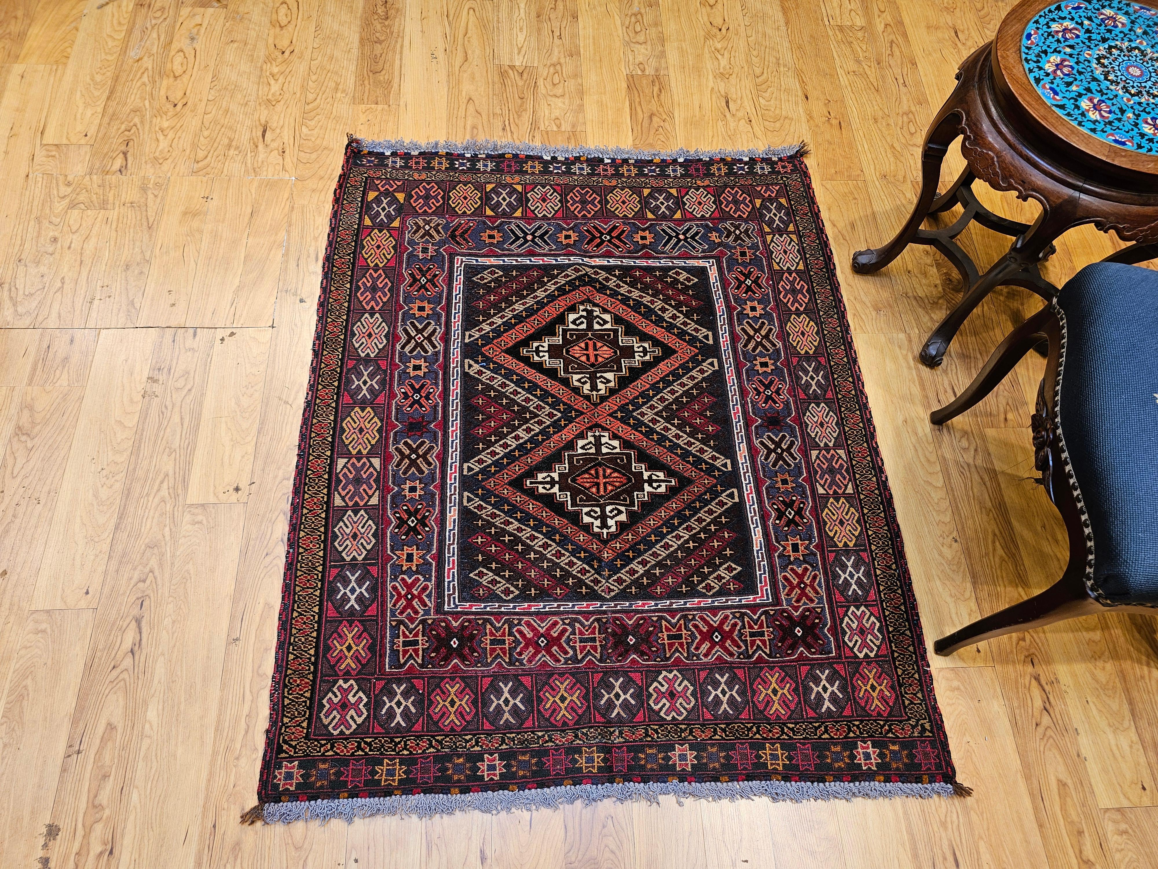Vintage Afghan Baluch Tribal Area Rug in einer fast quadratischen Größe in Rot, Blau, Braun im Angebot 5