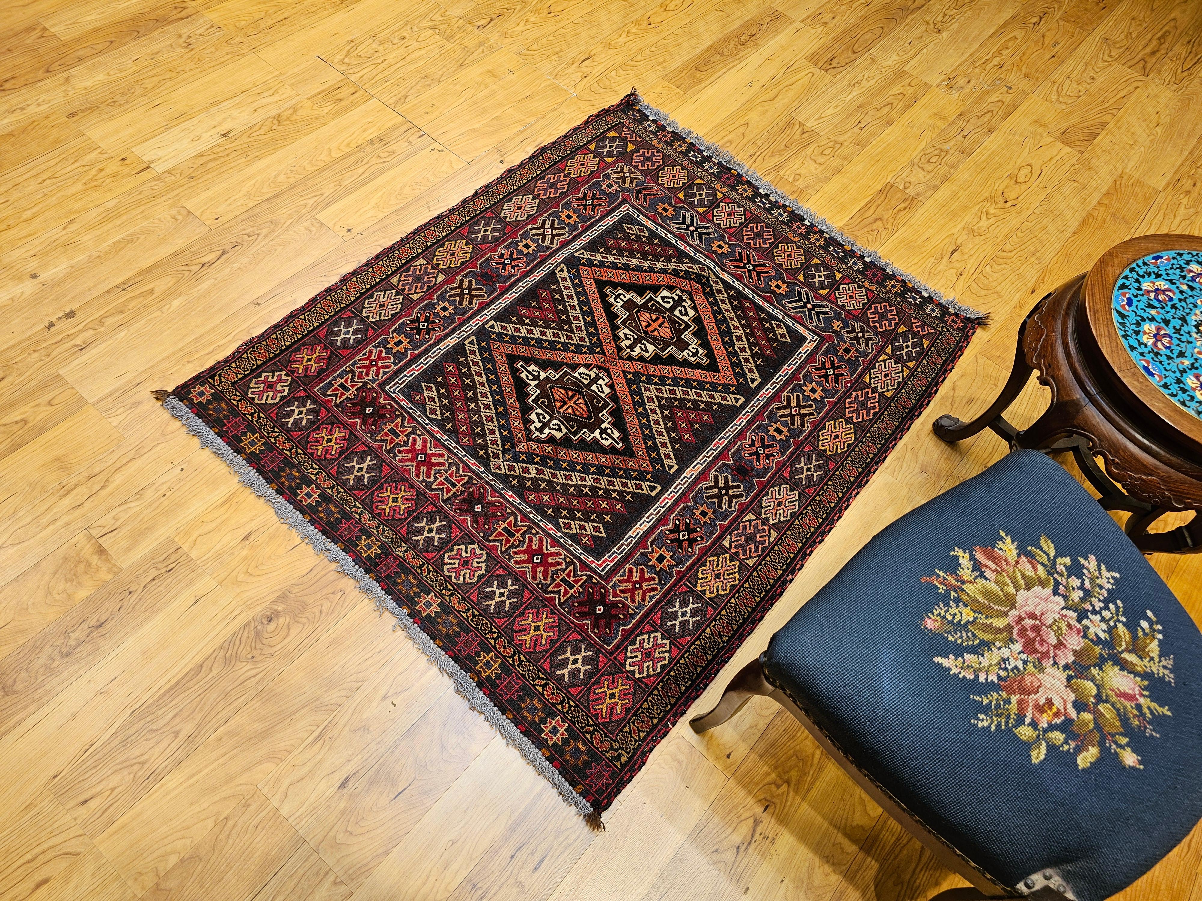 Vintage Afghan Baluch Tribal Area Rug in einer fast quadratischen Größe in Rot, Blau, Braun im Angebot 6