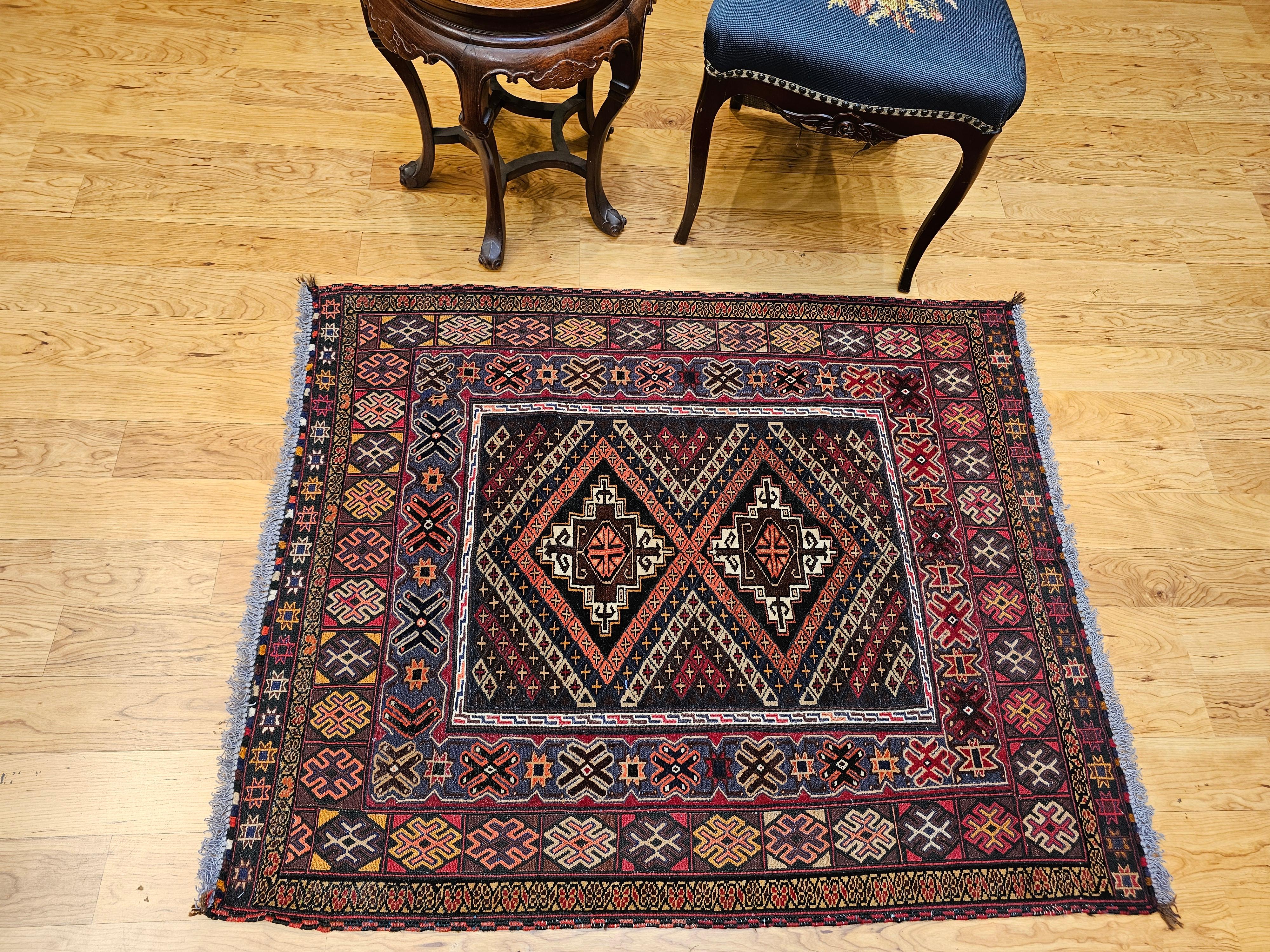 Vintage Afghan Baluch Tribal Area Rug in einer fast quadratischen Größe in Rot, Blau, Braun im Angebot 7