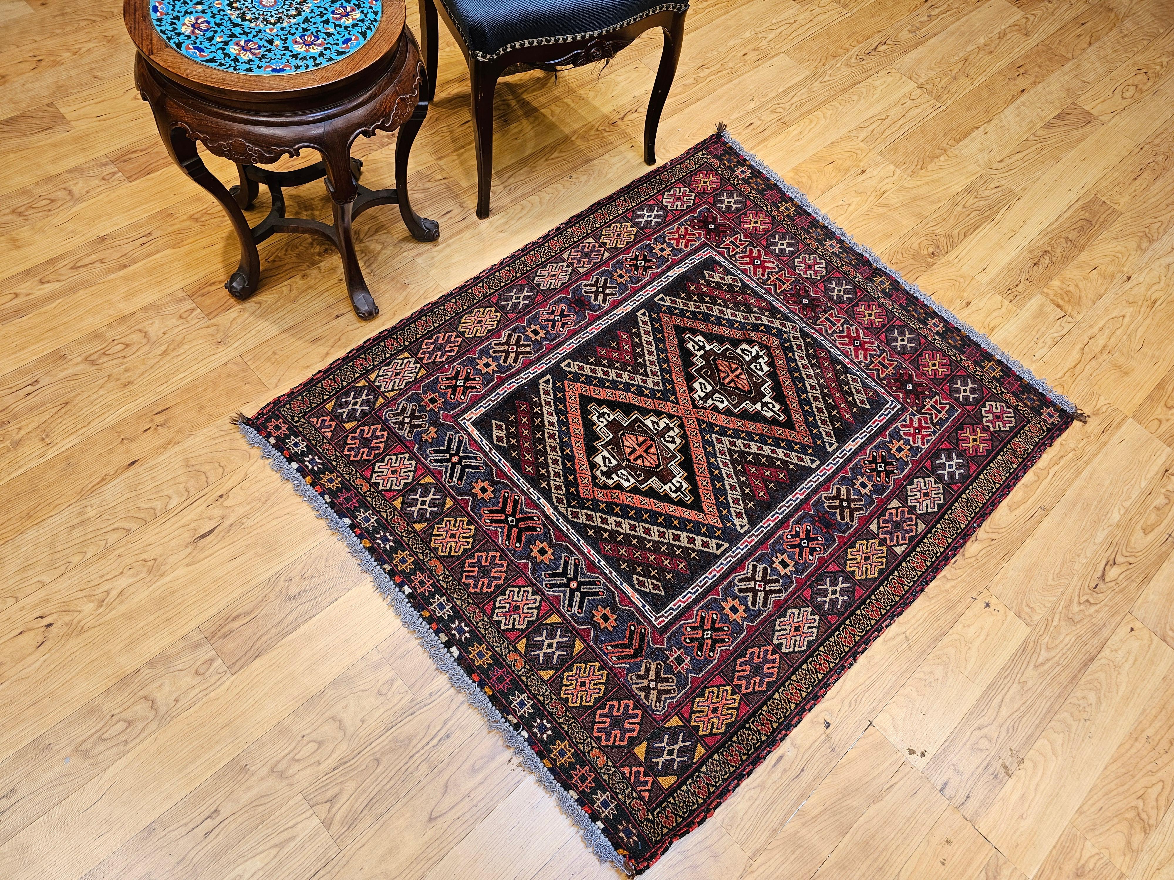 Vintage Afghan Baluch Tribal Area Rug in einer fast quadratischen Größe in Rot, Blau, Braun im Angebot 10