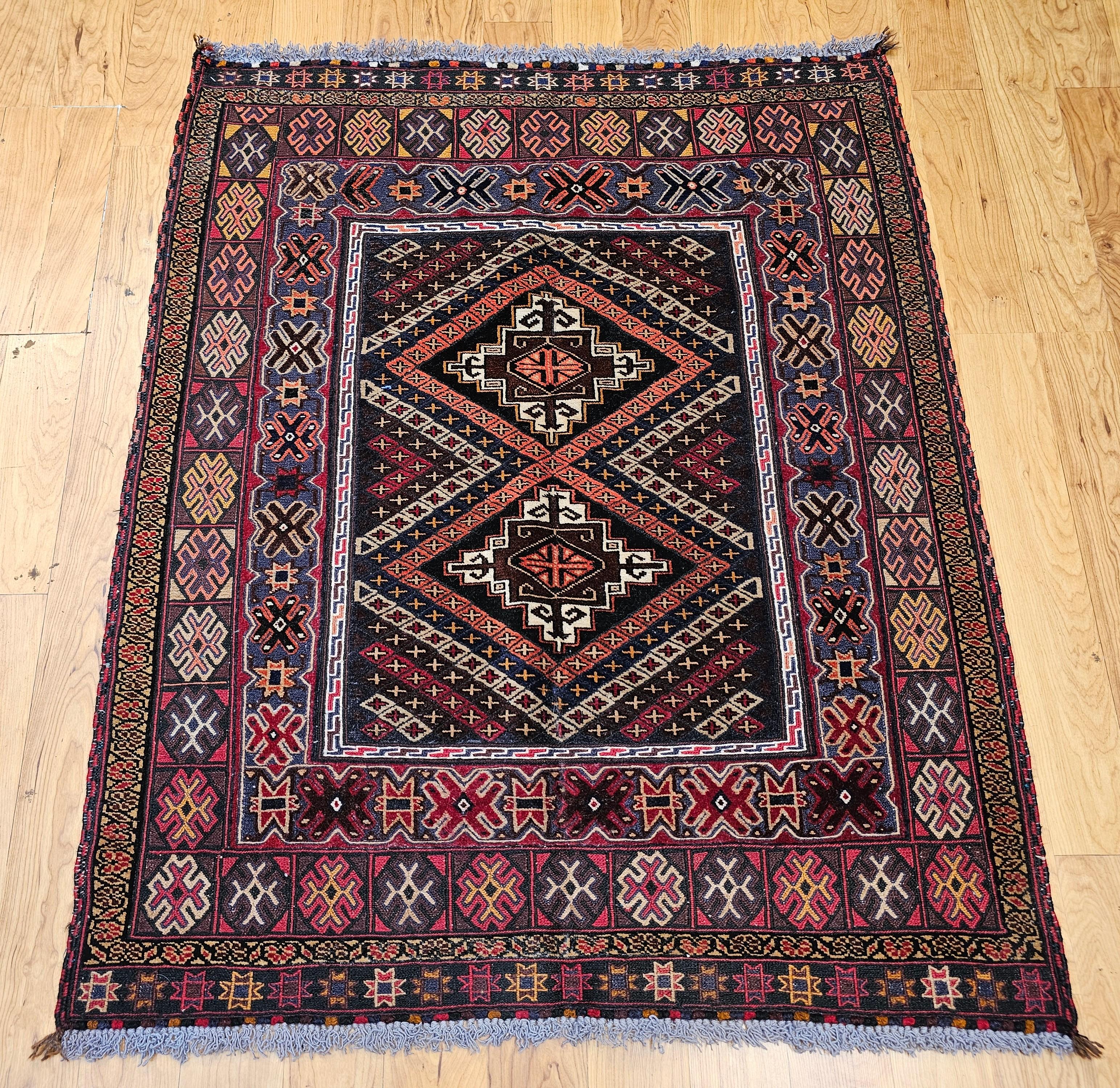 Vintage Afghan Baluch Tribal Area Rug, sorgfältig handgeknüpft in der Mitte der 1900er Jahre. Von den nomadischen Belutschenstämmen Afghanistans Mitte der 1900er Jahre gewebt.
Dieser schöne Teppich hat das begehrte 