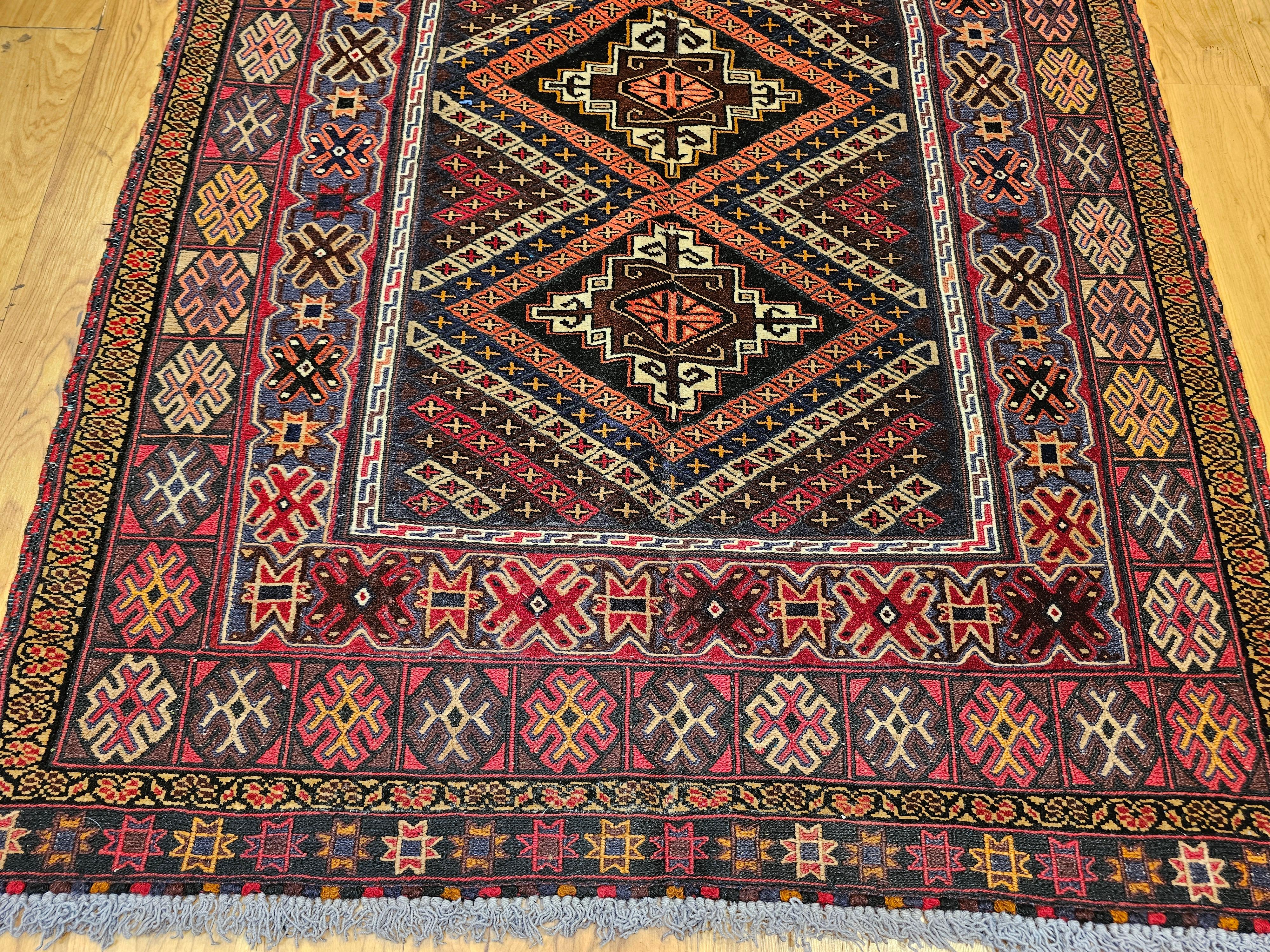 Vintage Afghan Baluch Tribal Area Rug in einer fast quadratischen Größe in Rot, Blau, Braun (Afghanisch) im Angebot