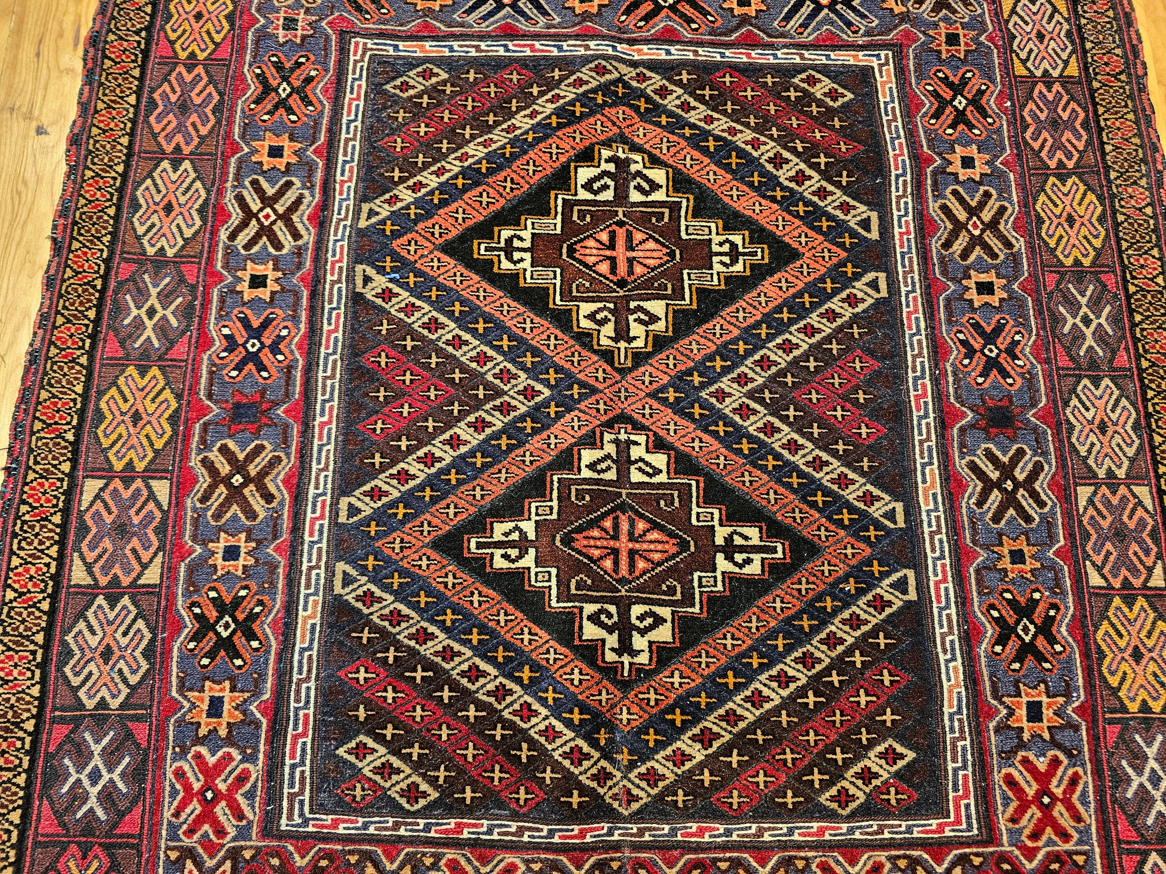 Vintage Afghan Baluch Tribal Area Rug in einer fast quadratischen Größe in Rot, Blau, Braun (Handgewebt) im Angebot