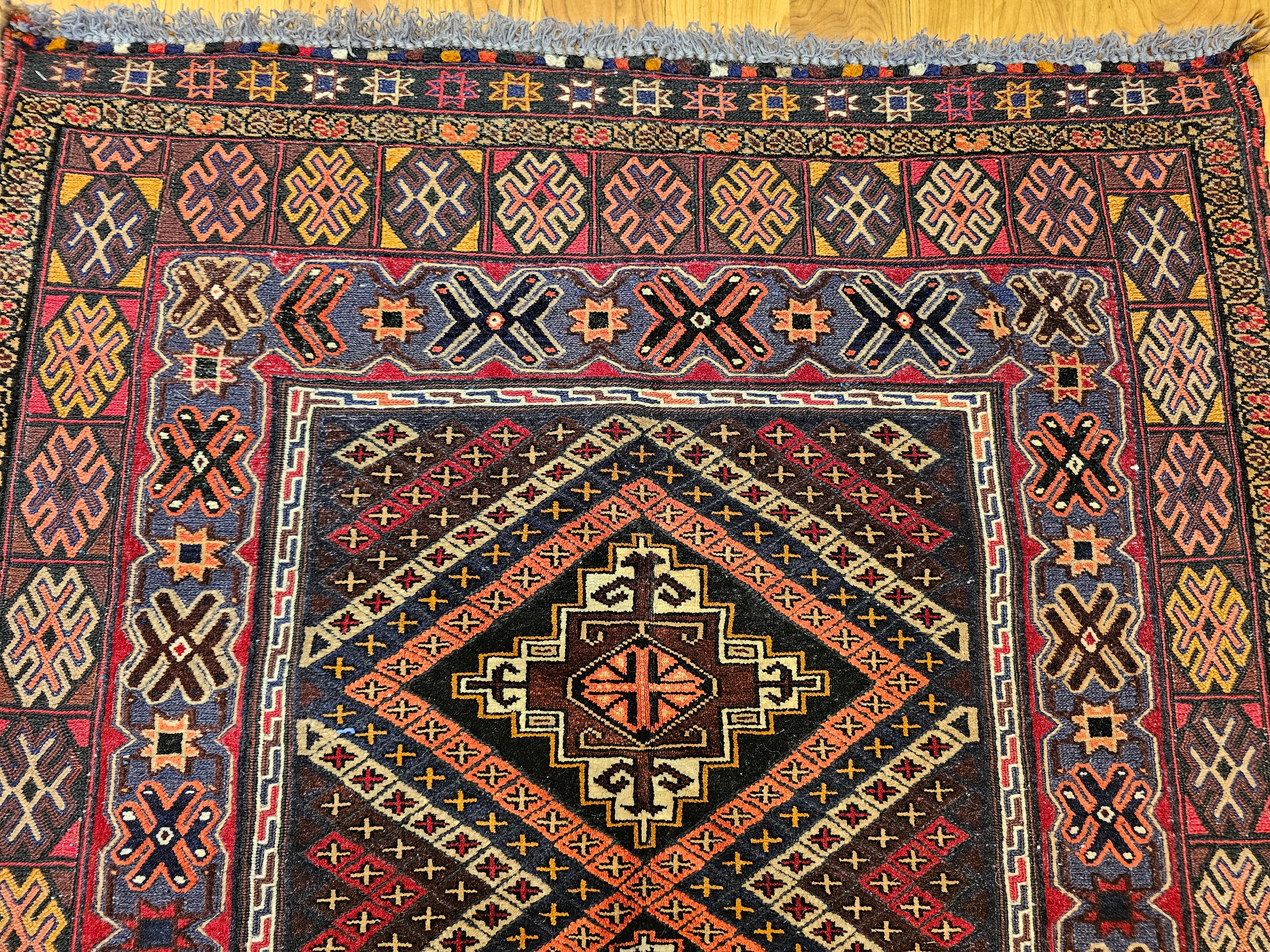 Vintage Afghan Baluch Tribal Area Rug in einer fast quadratischen Größe in Rot, Blau, Braun im Zustand „Gut“ im Angebot in Barrington, IL
