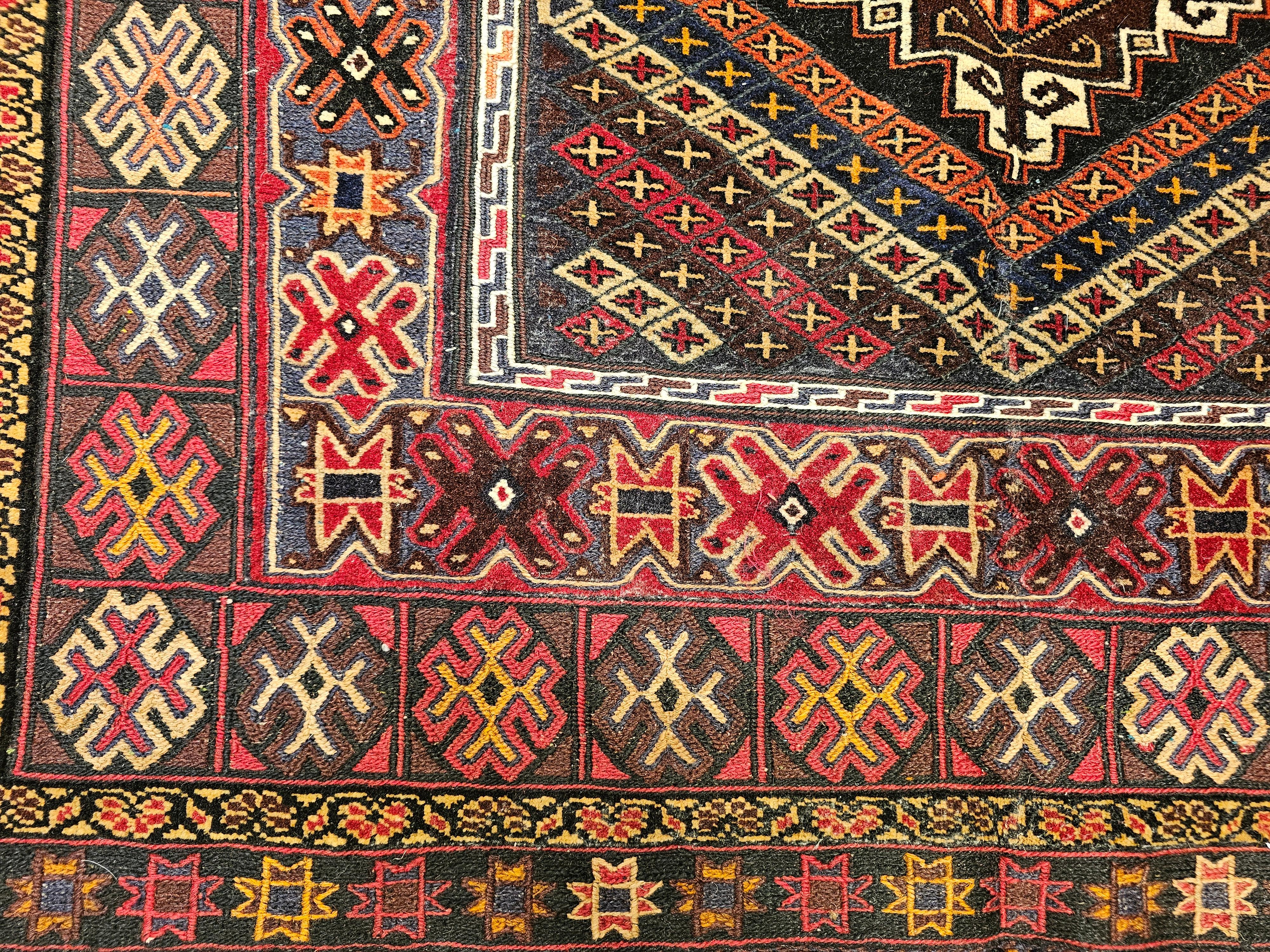 Vintage Afghan Baluch Tribal Area Rug in einer fast quadratischen Größe in Rot, Blau, Braun (20. Jahrhundert) im Angebot