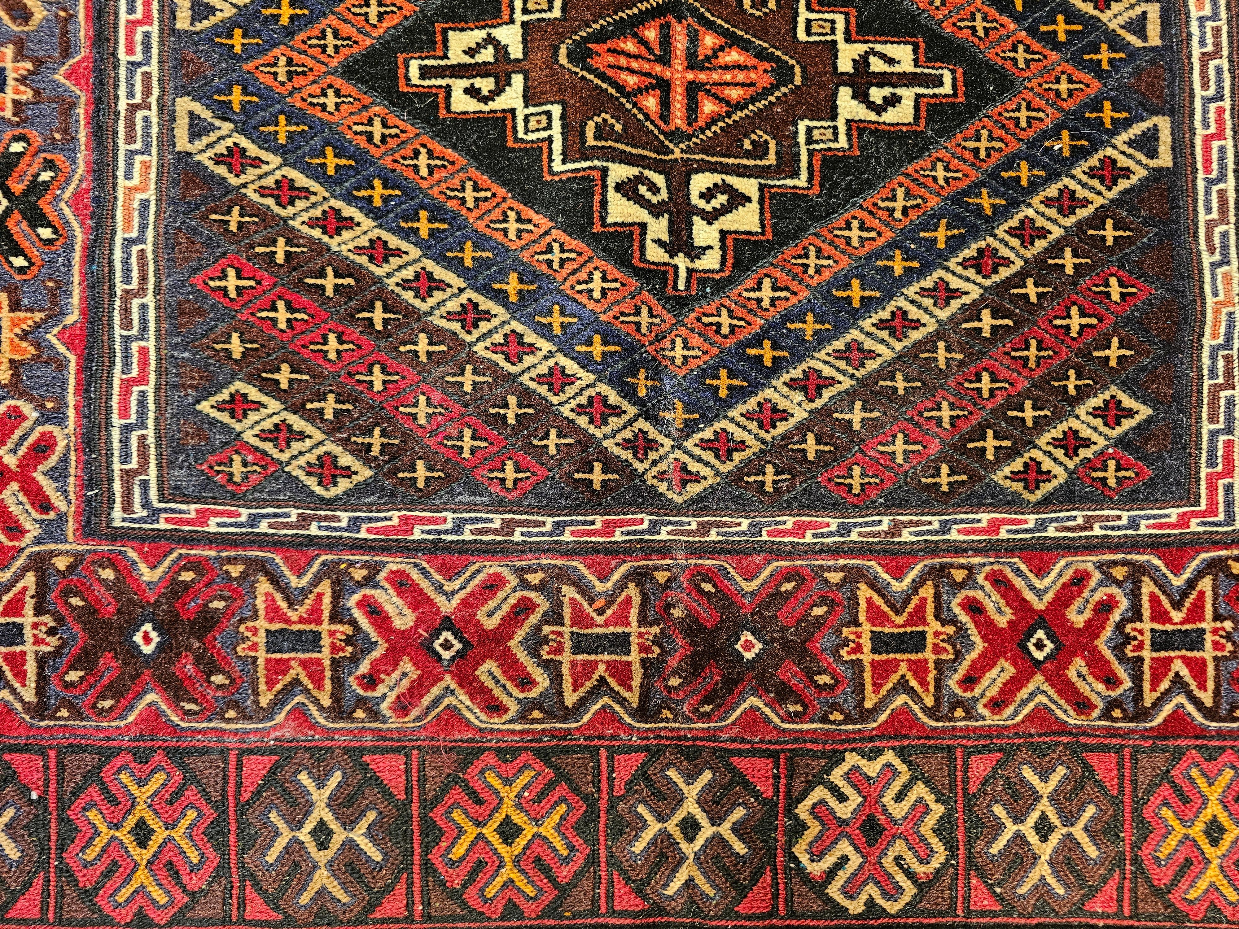 Vintage Afghan Baluch Tribal Area Rug in einer fast quadratischen Größe in Rot, Blau, Braun (Wolle) im Angebot