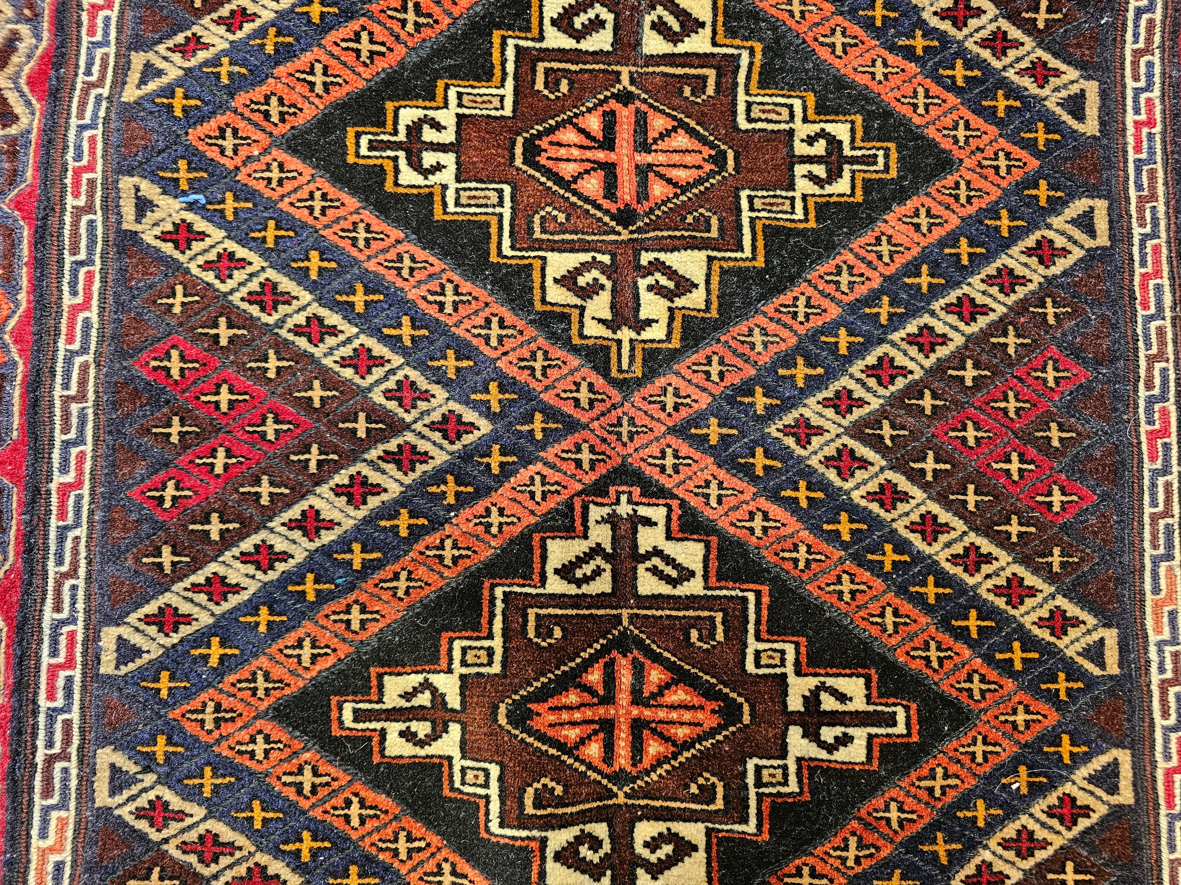 Vintage Afghan Baluch Tribal Area Rug in einer fast quadratischen Größe in Rot, Blau, Braun im Angebot 2