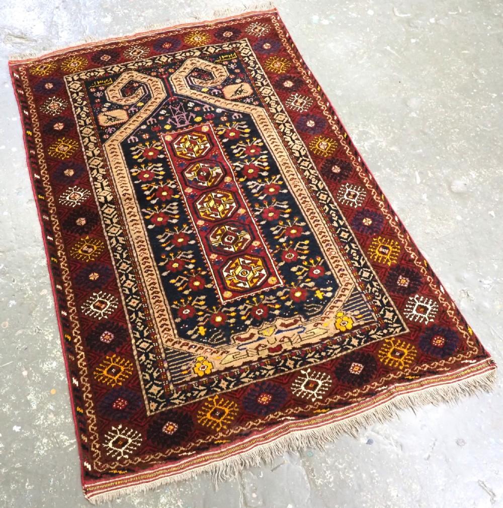 Vintage By Horn Turkmen tapis de prière avec motif de corne de bélier sur le Mihrab
Circa 1950

Un très bon petit tapis de prière, le motif de la corne de bélier dans ce format est associé aux tribus turkmènes, en particulier les Ersari / Beshir,