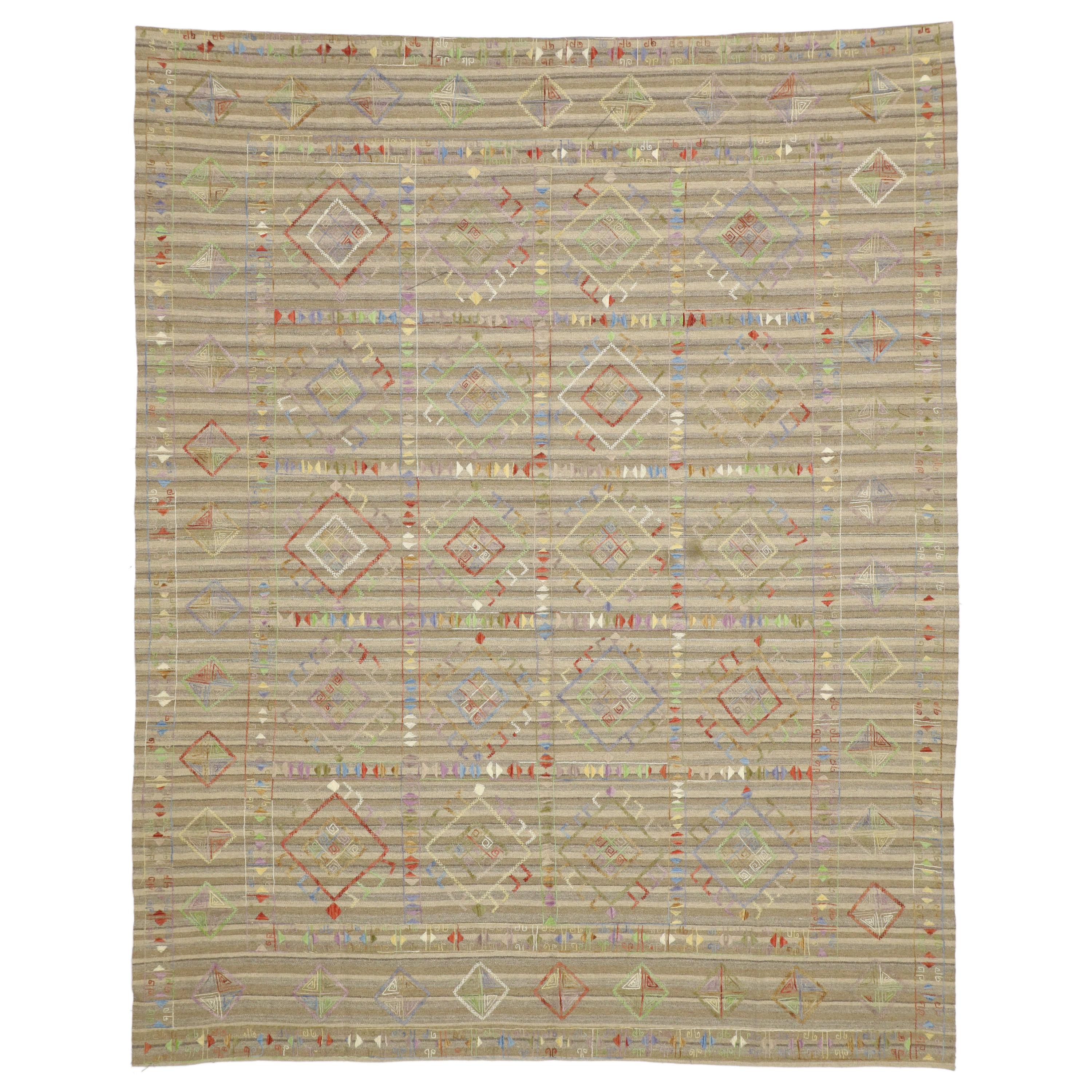 Tapis Kilim Suzani afghan vintage brodé de style tribal bohème et moderne en vente